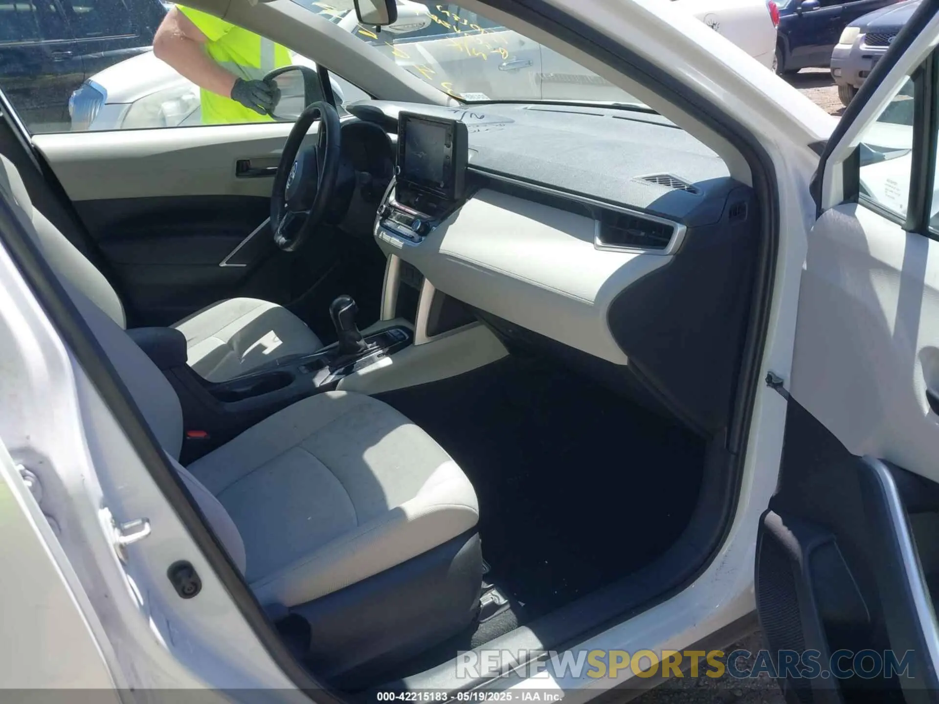 5 fotografías del automóvil dañado 7MUCAABG5NV036643 TOYOTA COROLLA CROSS 2022