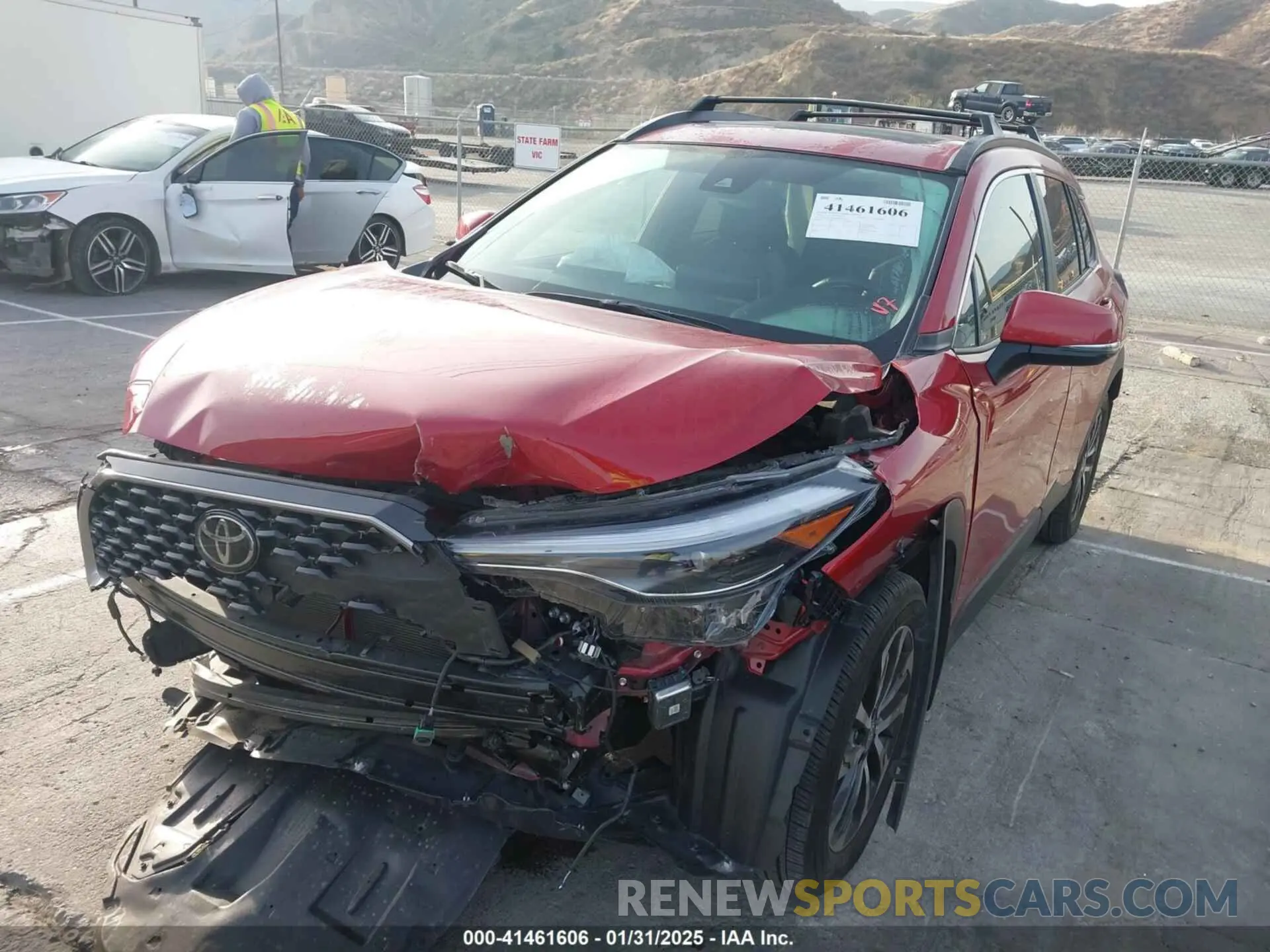 2 fotografías del automóvil dañado 7MUDAAAG0NV037107 TOYOTA COROLLA CROSS 2022