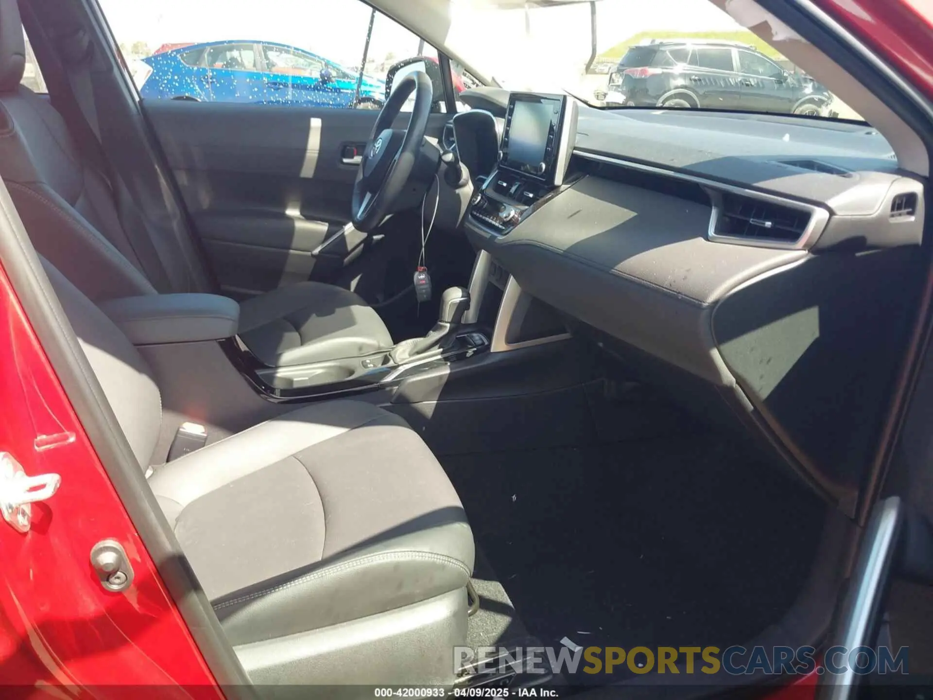 5 fotografías del automóvil dañado 7MUDAAAG9NV019320 TOYOTA COROLLA CROSS 2022