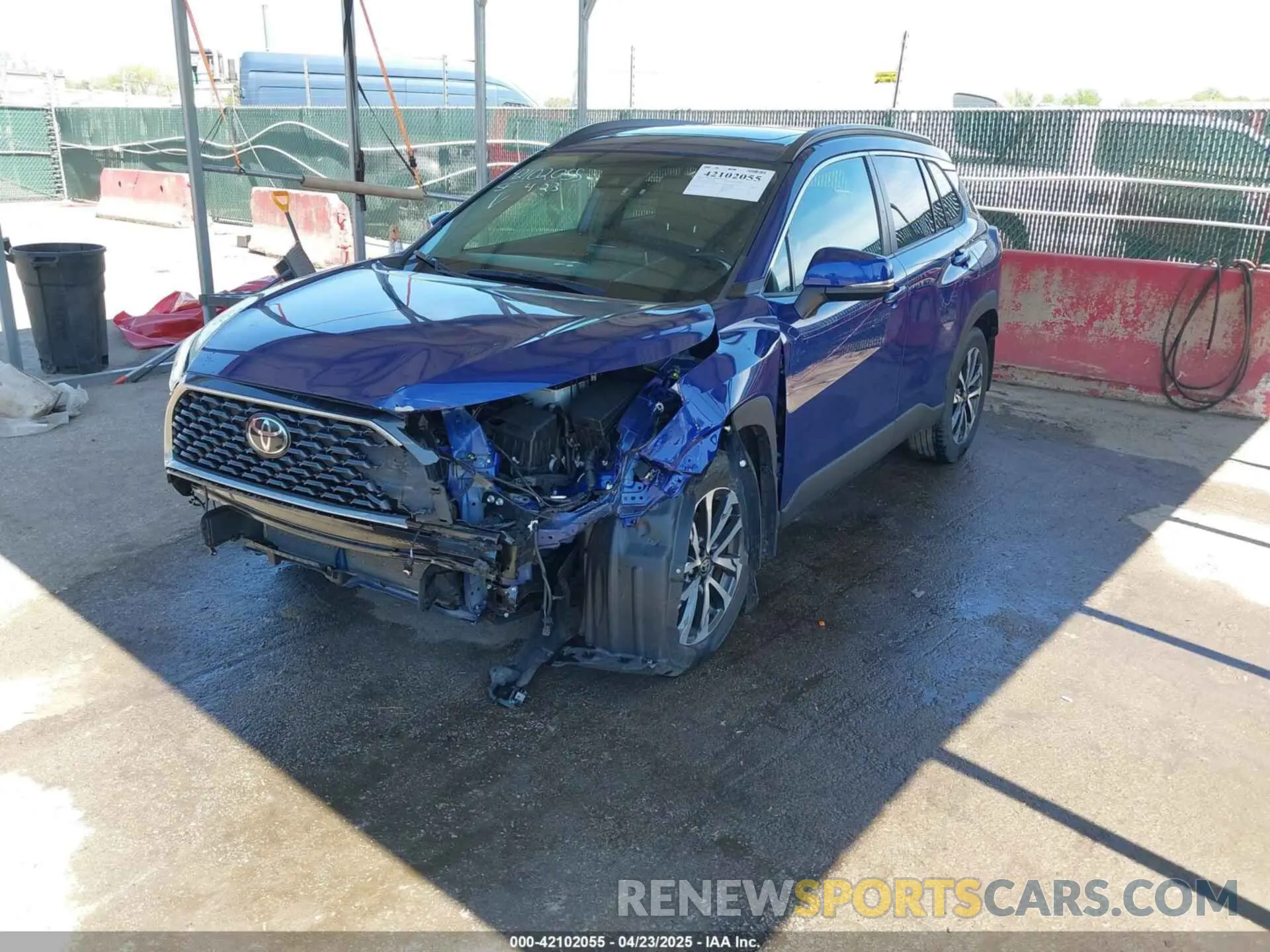 2 fotografías del automóvil dañado 7MUDAABG0NV004896 TOYOTA COROLLA CROSS 2022