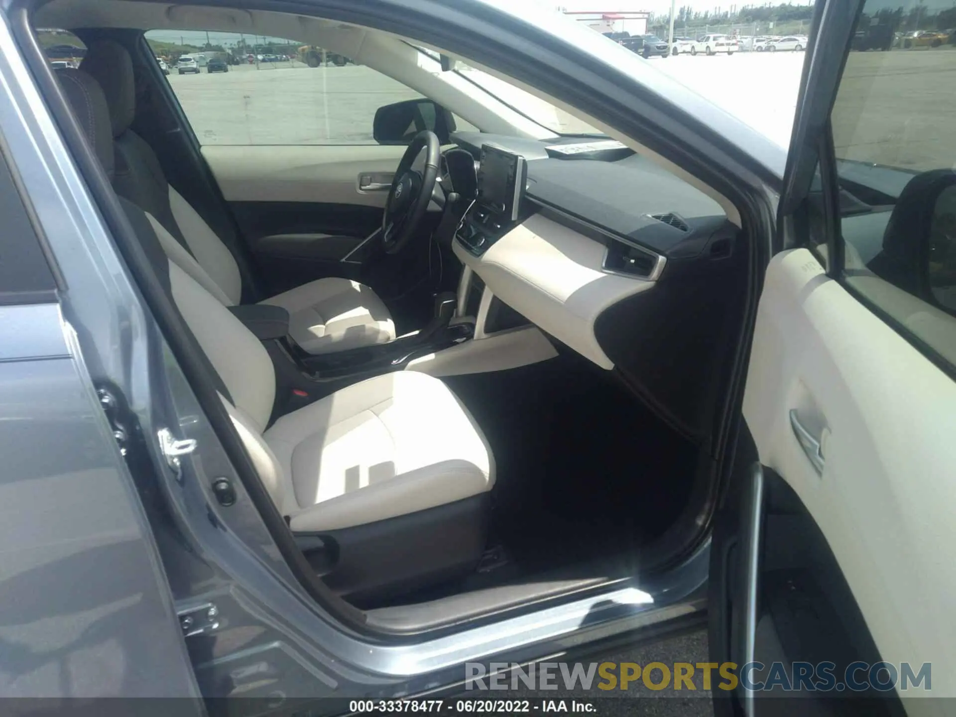 5 fotografías del automóvil dañado 7MUEAAAG3NV012433 TOYOTA COROLLA CROSS 2022