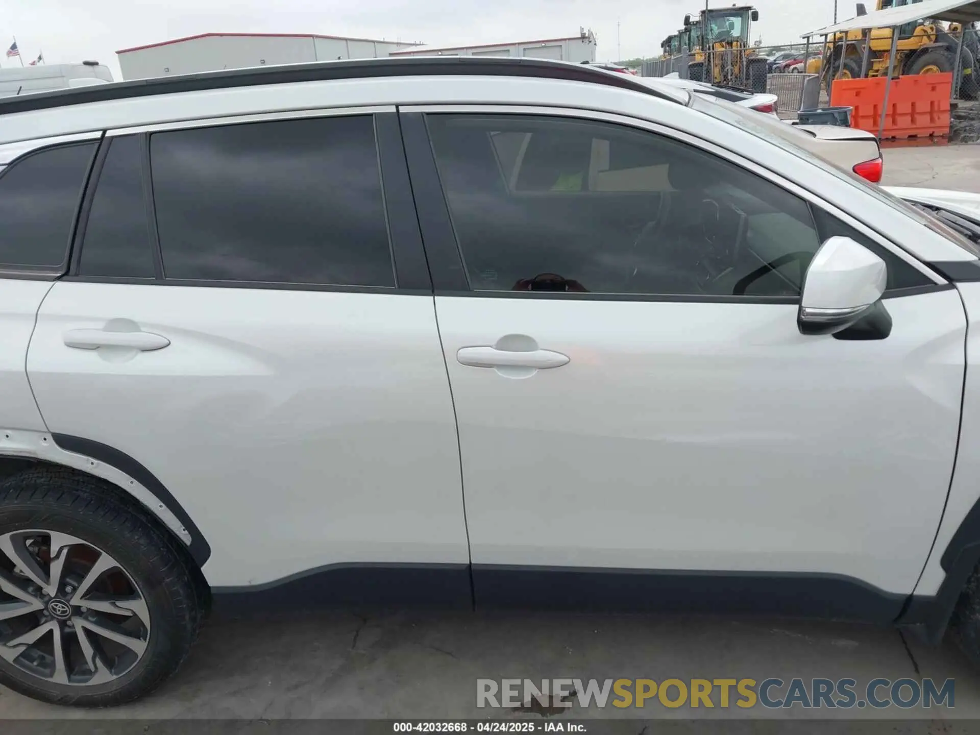14 fotografías del automóvil dañado 7MUEAAAG9NV036235 TOYOTA COROLLA CROSS 2022