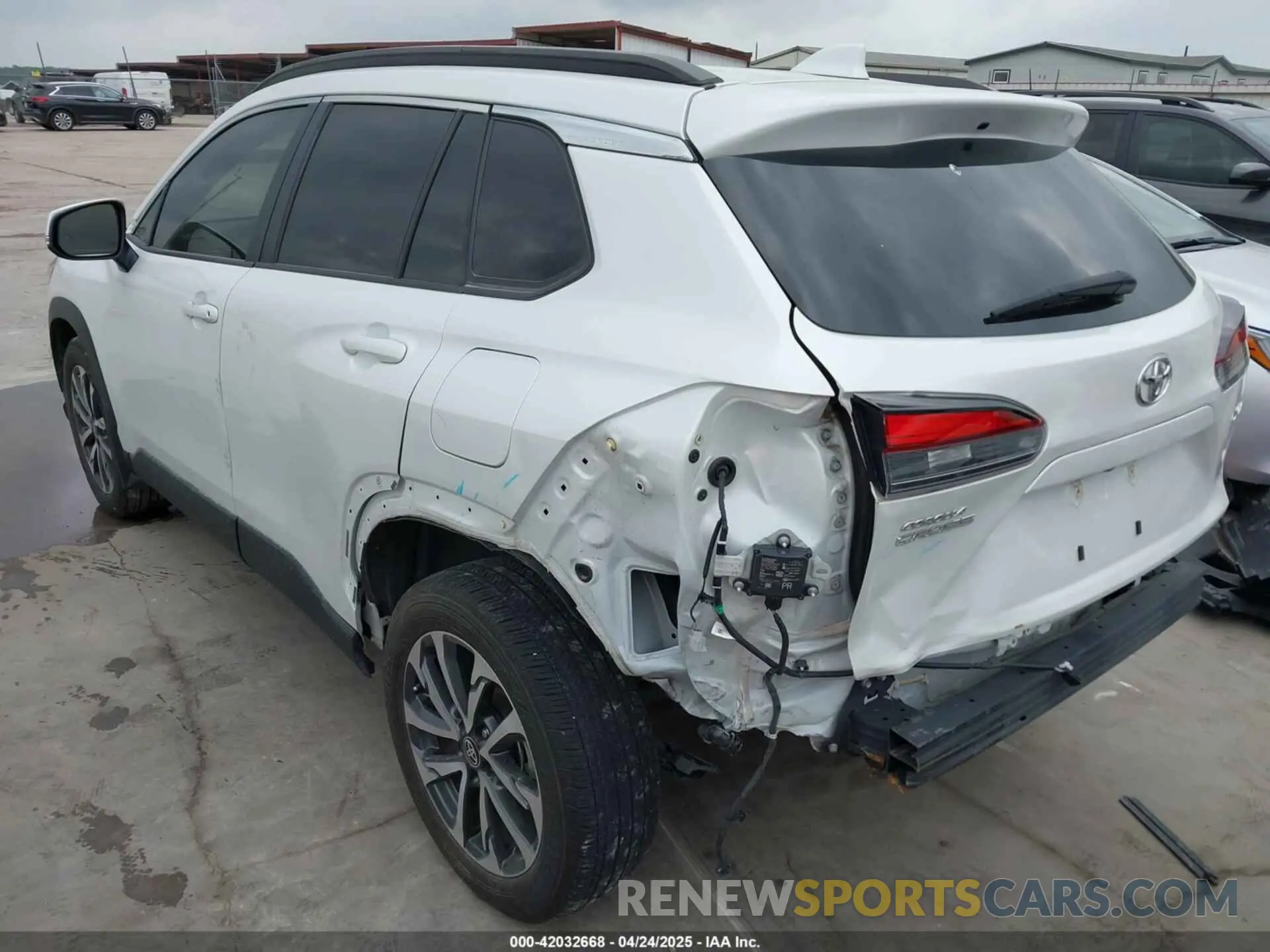 3 fotografías del automóvil dañado 7MUEAAAG9NV036235 TOYOTA COROLLA CROSS 2022