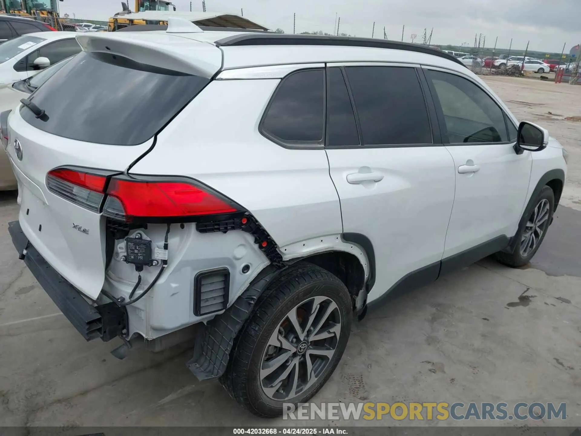 4 fotografías del automóvil dañado 7MUEAAAG9NV036235 TOYOTA COROLLA CROSS 2022