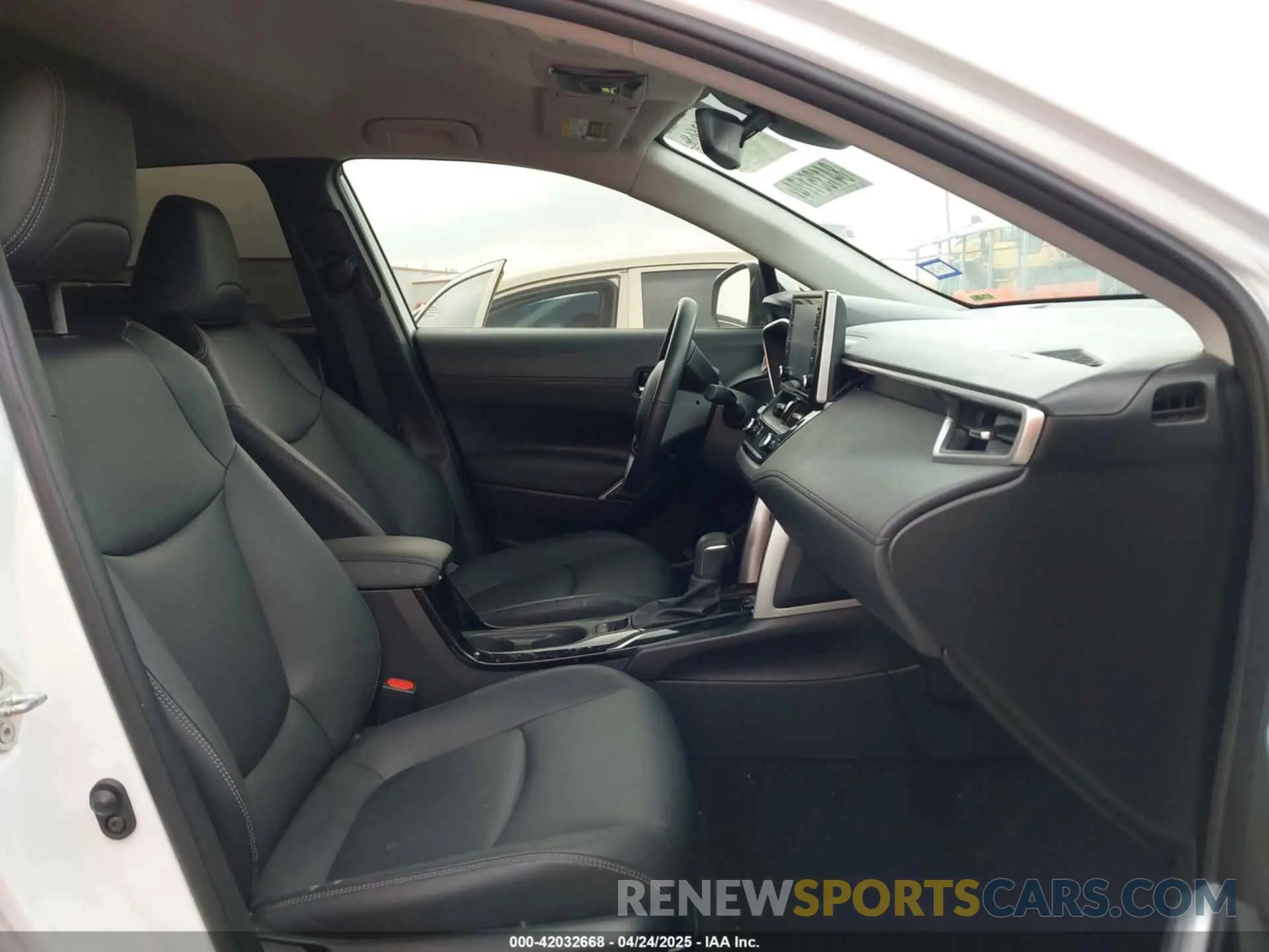 5 fotografías del automóvil dañado 7MUEAAAG9NV036235 TOYOTA COROLLA CROSS 2022