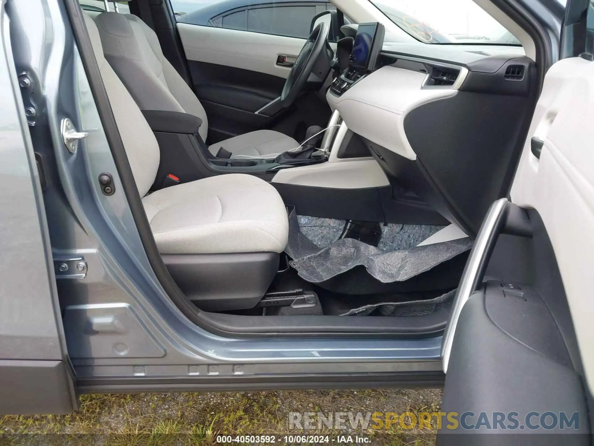 5 fotografías del automóvil dañado 7MUAAAAG2PV059860 TOYOTA COROLLA CROSS 2023