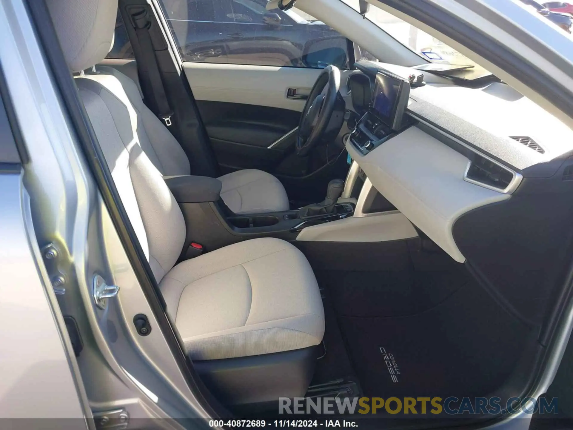 5 fotografías del automóvil dañado 7MUAAAAGXPV067852 TOYOTA COROLLA CROSS 2023