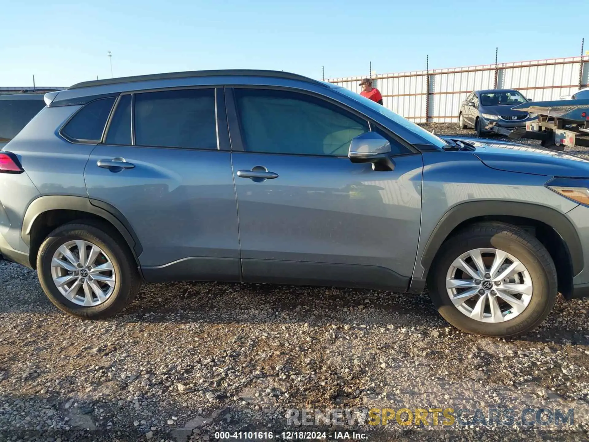 14 fotografías del automóvil dañado 7MUCAAAG0PV059302 TOYOTA COROLLA CROSS 2023