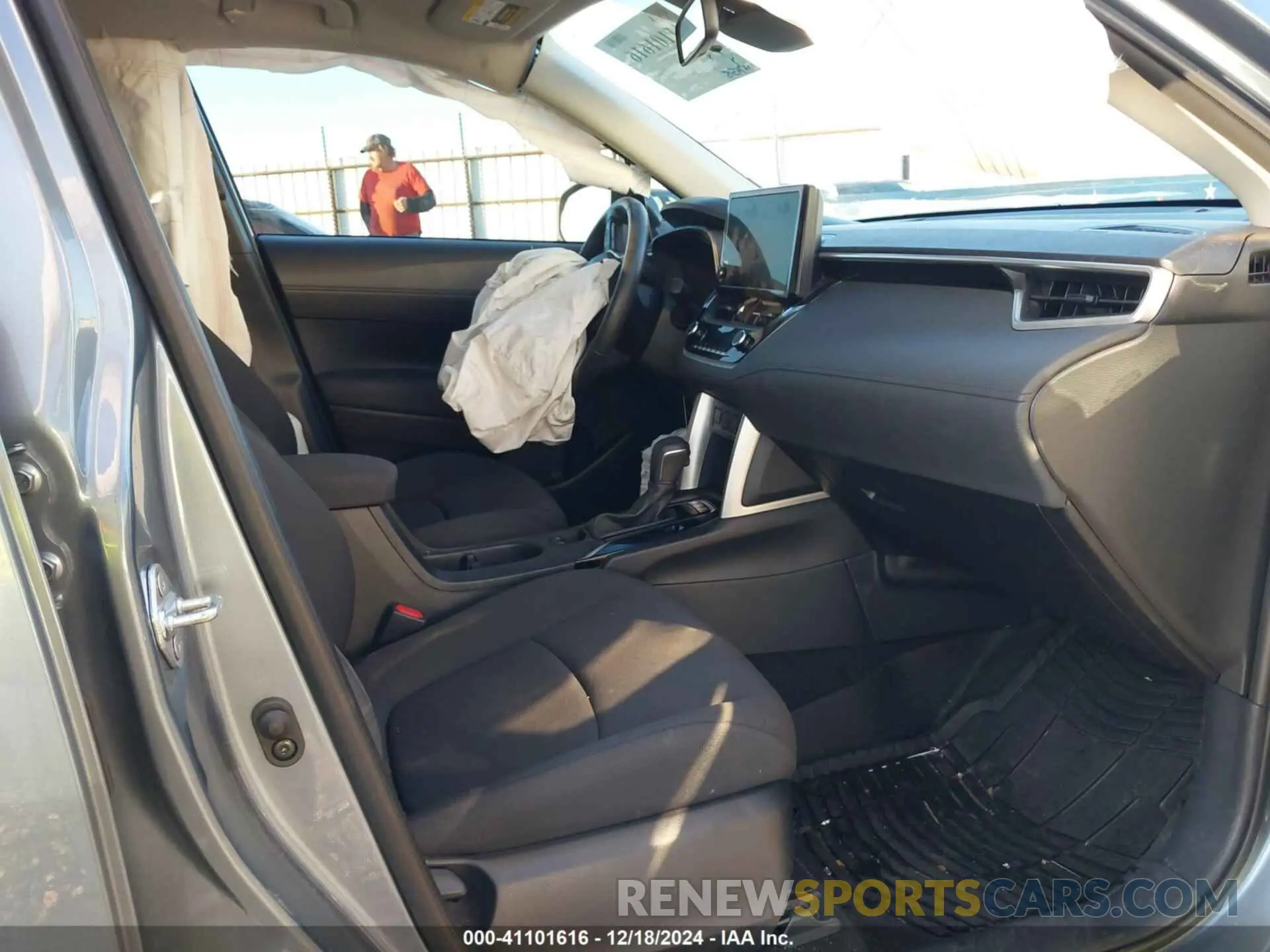 5 fotografías del automóvil dañado 7MUCAAAG0PV059302 TOYOTA COROLLA CROSS 2023
