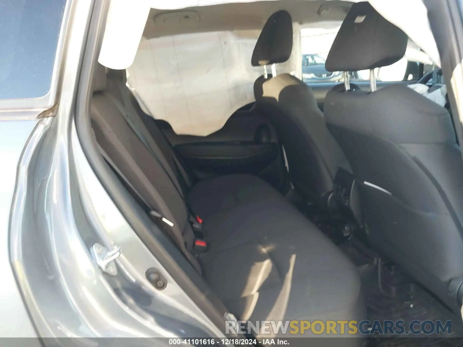 8 fotografías del automóvil dañado 7MUCAAAG0PV059302 TOYOTA COROLLA CROSS 2023