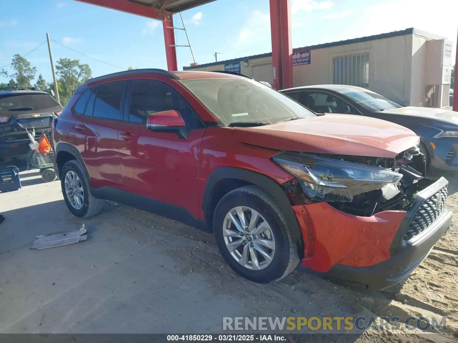 13 fotografías del automóvil dañado 7MUCAAAG1PV046560 TOYOTA COROLLA CROSS 2023