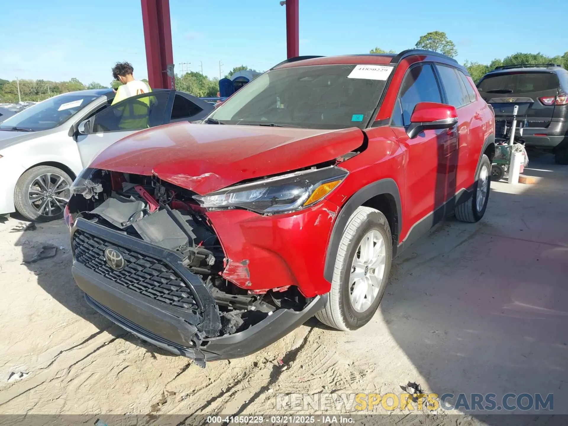 2 fotografías del automóvil dañado 7MUCAAAG1PV046560 TOYOTA COROLLA CROSS 2023