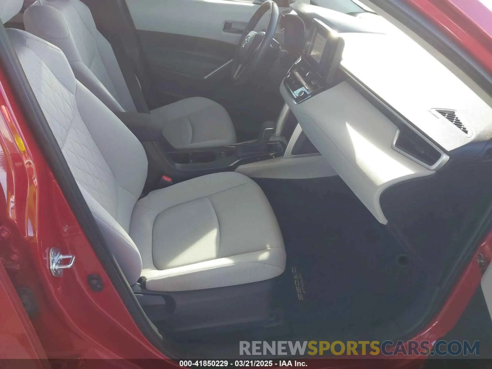 5 fotografías del automóvil dañado 7MUCAAAG1PV046560 TOYOTA COROLLA CROSS 2023