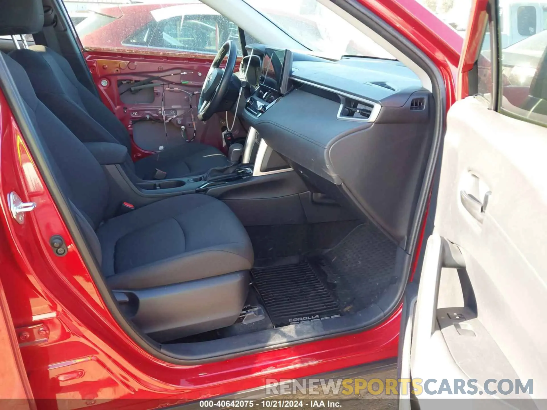 5 fotografías del automóvil dañado 7MUCAAAG3PV040131 TOYOTA COROLLA CROSS 2023