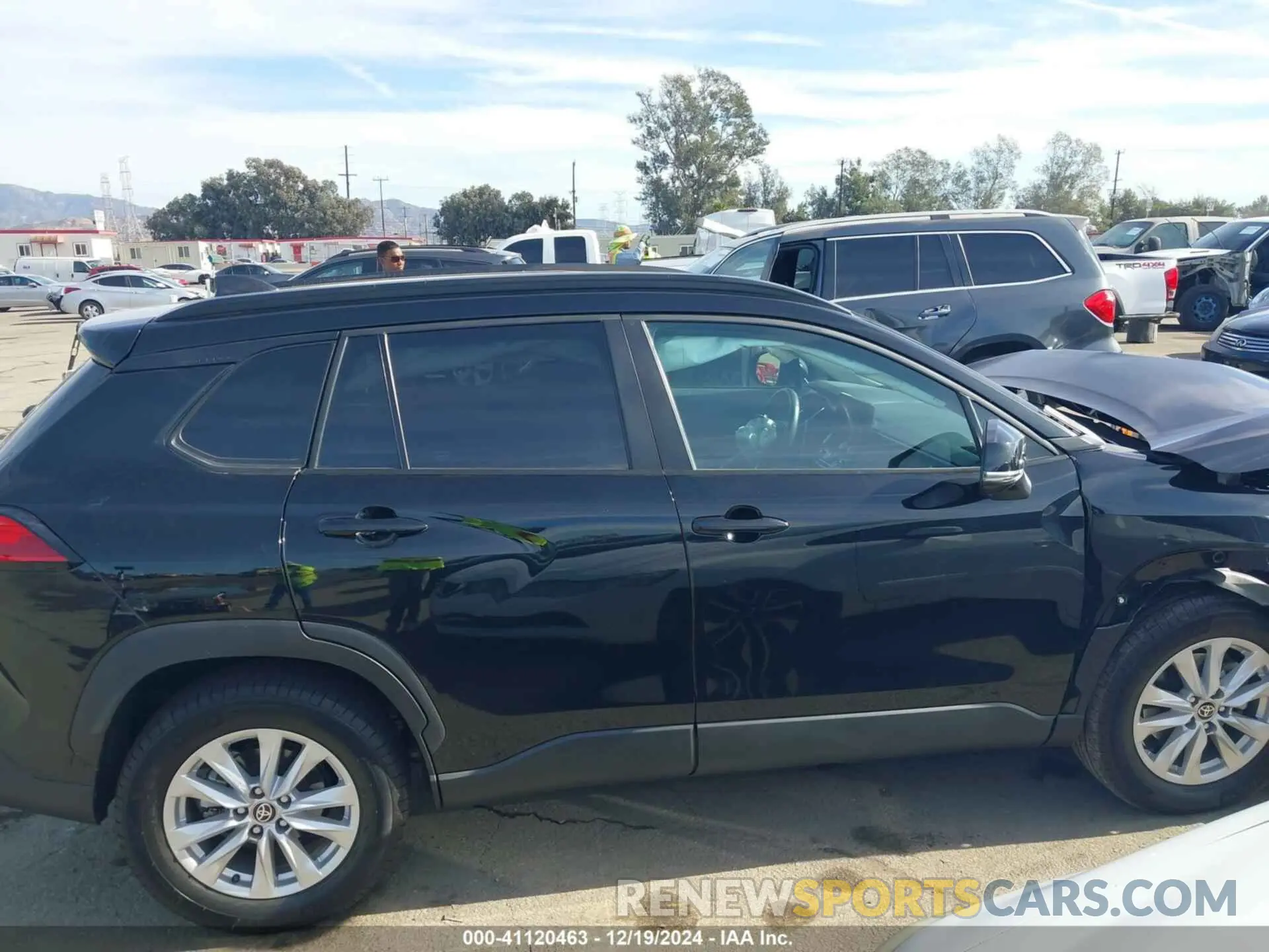 14 fotografías del automóvil dañado 7MUCAAAG3PV058421 TOYOTA COROLLA CROSS 2023
