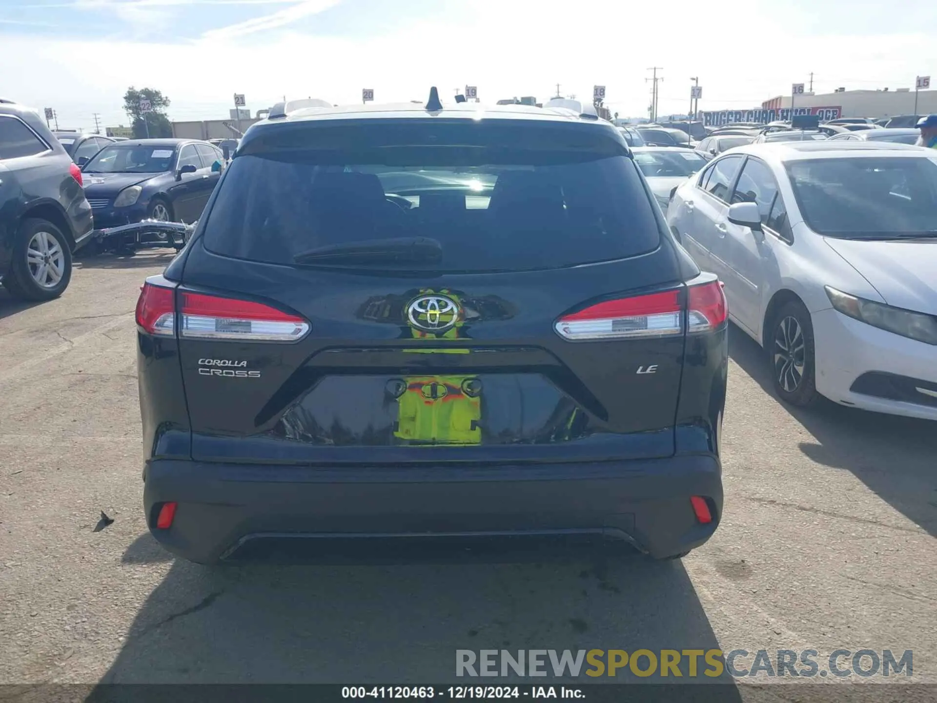 17 fotografías del automóvil dañado 7MUCAAAG3PV058421 TOYOTA COROLLA CROSS 2023