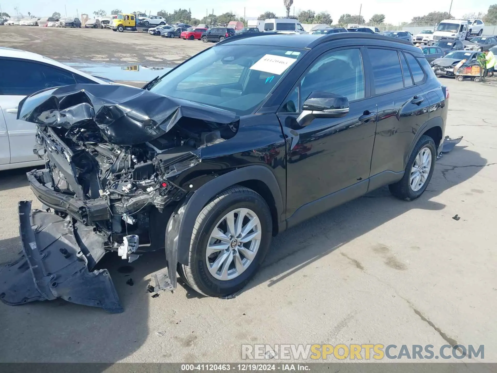 2 fotografías del automóvil dañado 7MUCAAAG3PV058421 TOYOTA COROLLA CROSS 2023