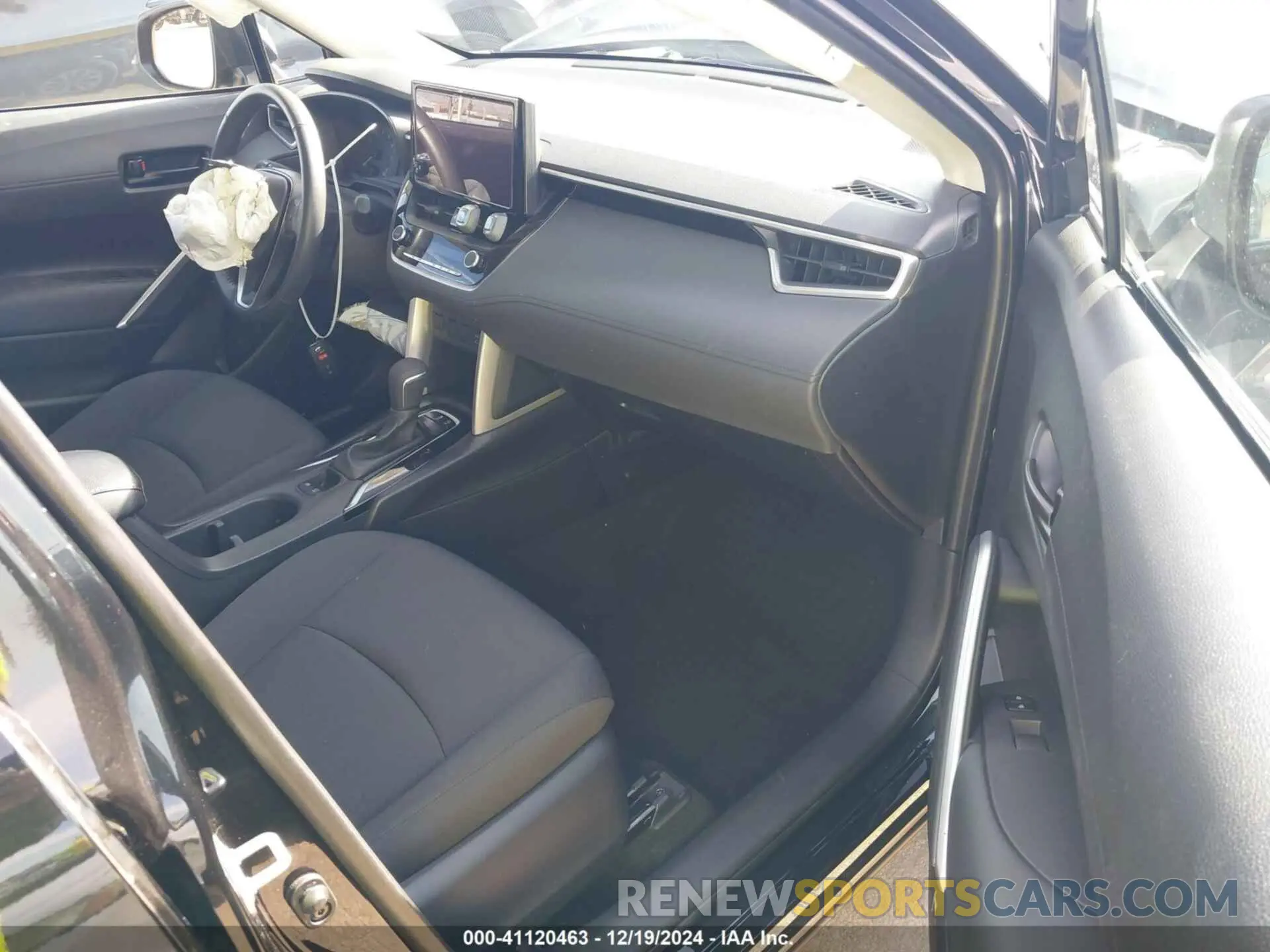 5 fotografías del automóvil dañado 7MUCAAAG3PV058421 TOYOTA COROLLA CROSS 2023