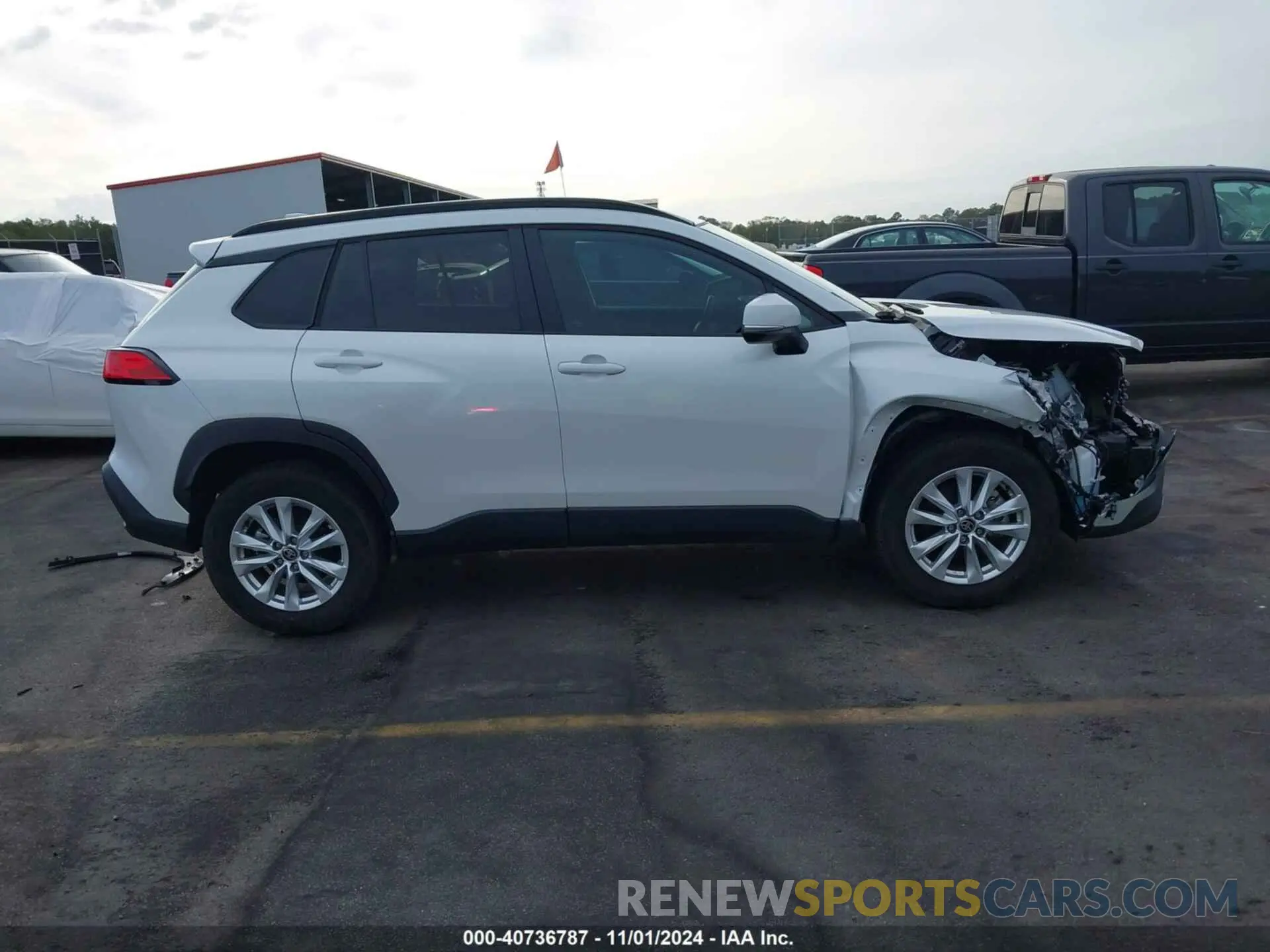 13 fotografías del automóvil dañado 7MUCAAAG4PV042440 TOYOTA COROLLA CROSS 2023
