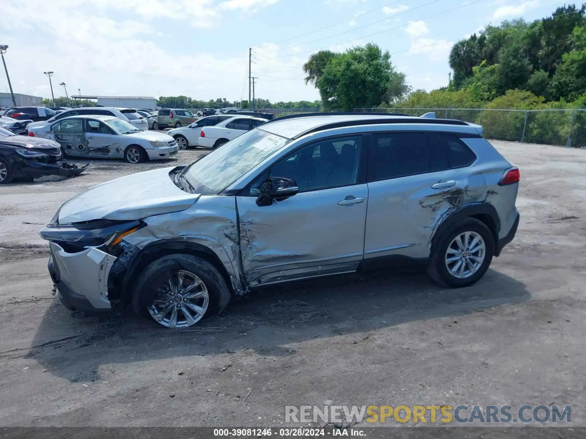 14 fotografías del automóvil dañado 7MUCAAAG4PV057973 TOYOTA COROLLA CROSS 2023