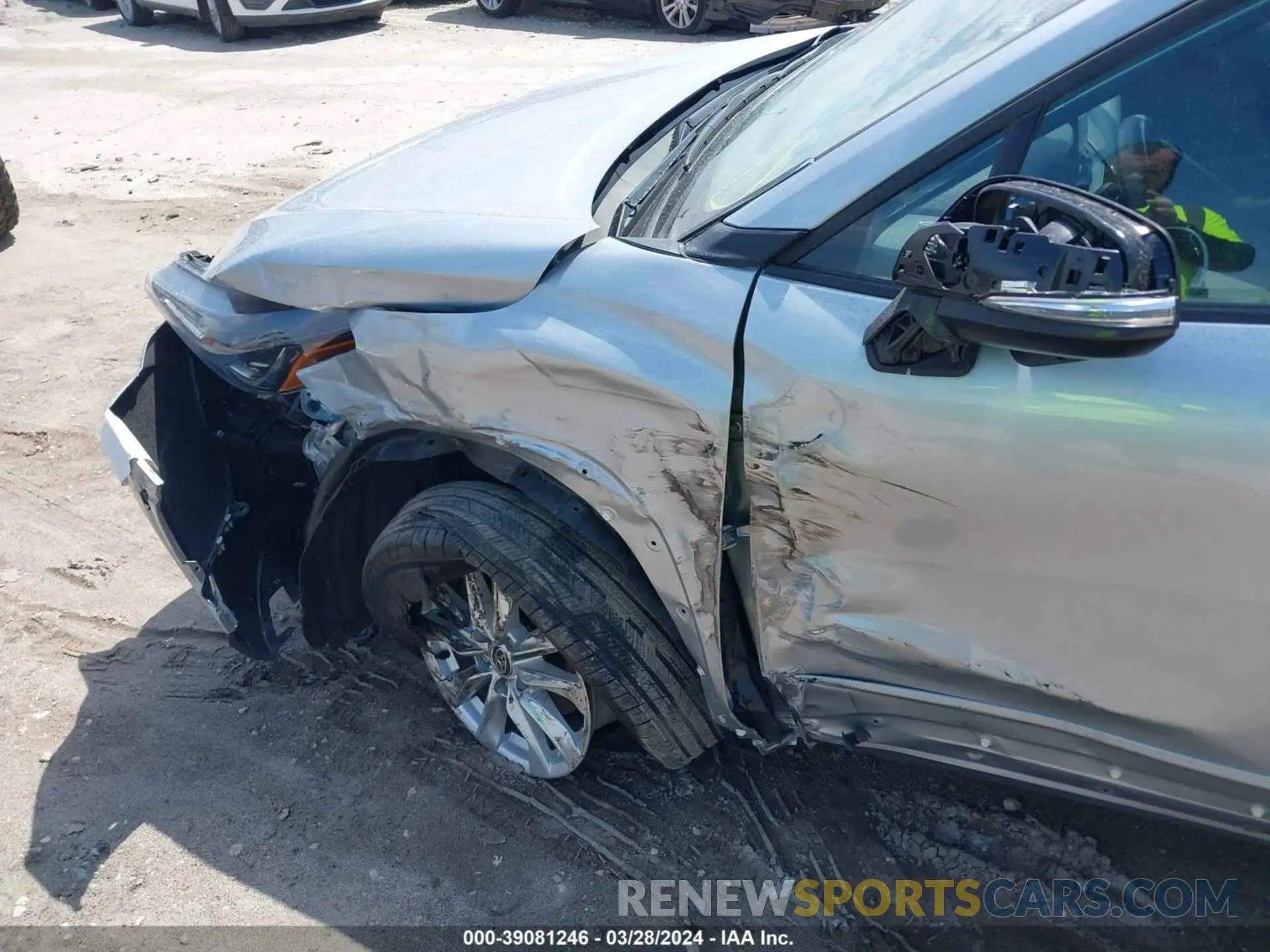 17 fotografías del automóvil dañado 7MUCAAAG4PV057973 TOYOTA COROLLA CROSS 2023