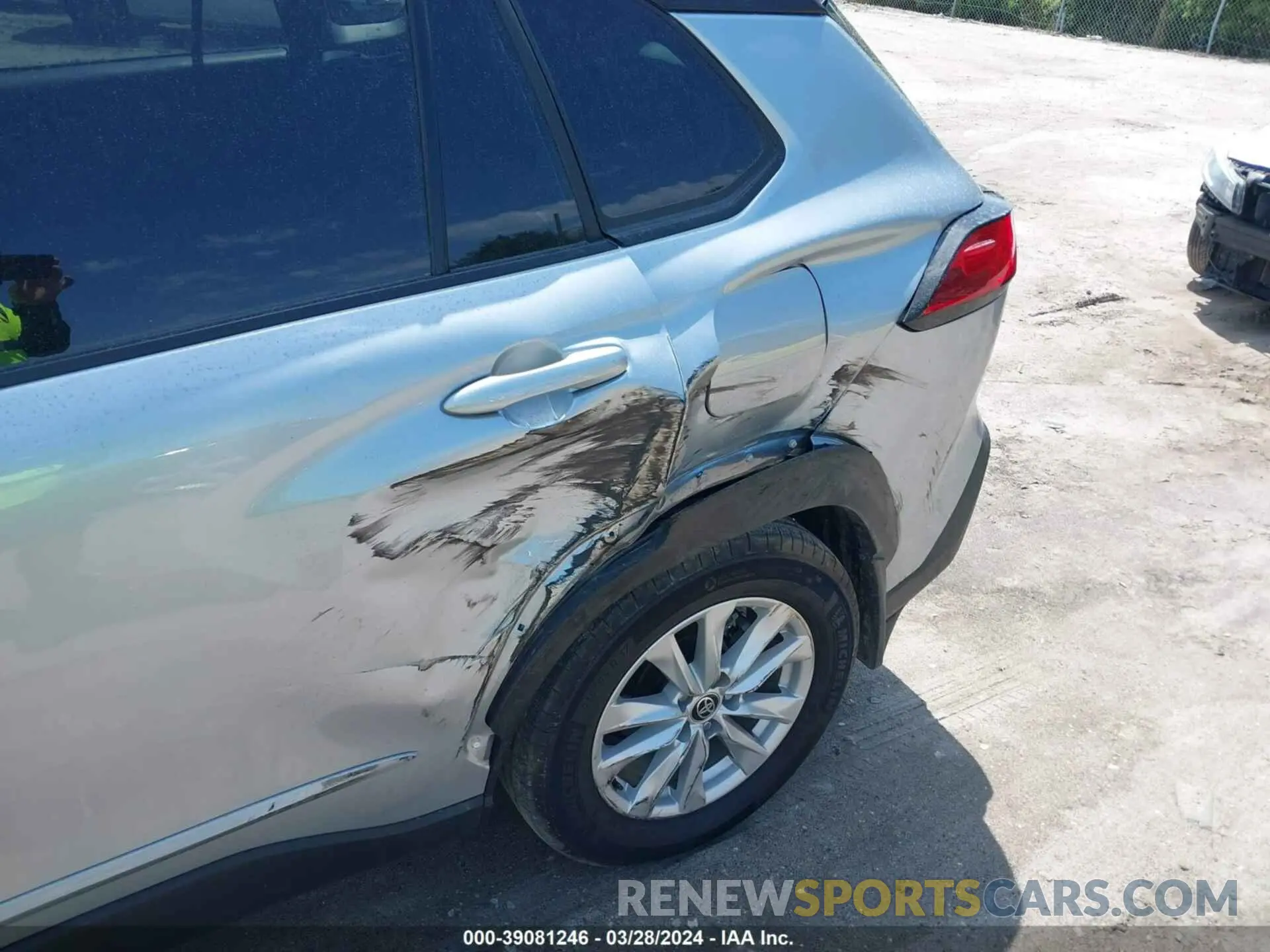 18 fotografías del automóvil dañado 7MUCAAAG4PV057973 TOYOTA COROLLA CROSS 2023