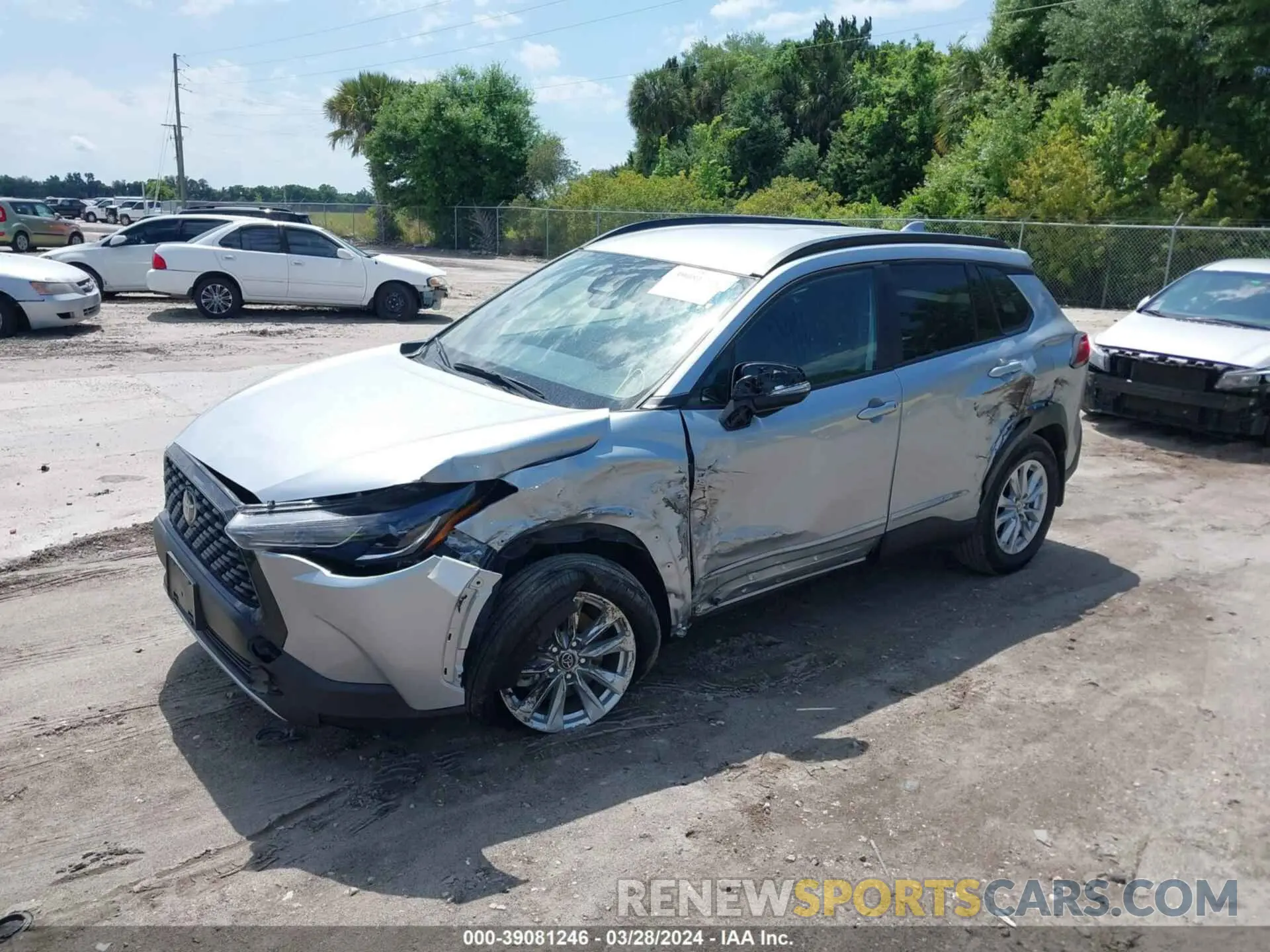 2 fotografías del automóvil dañado 7MUCAAAG4PV057973 TOYOTA COROLLA CROSS 2023