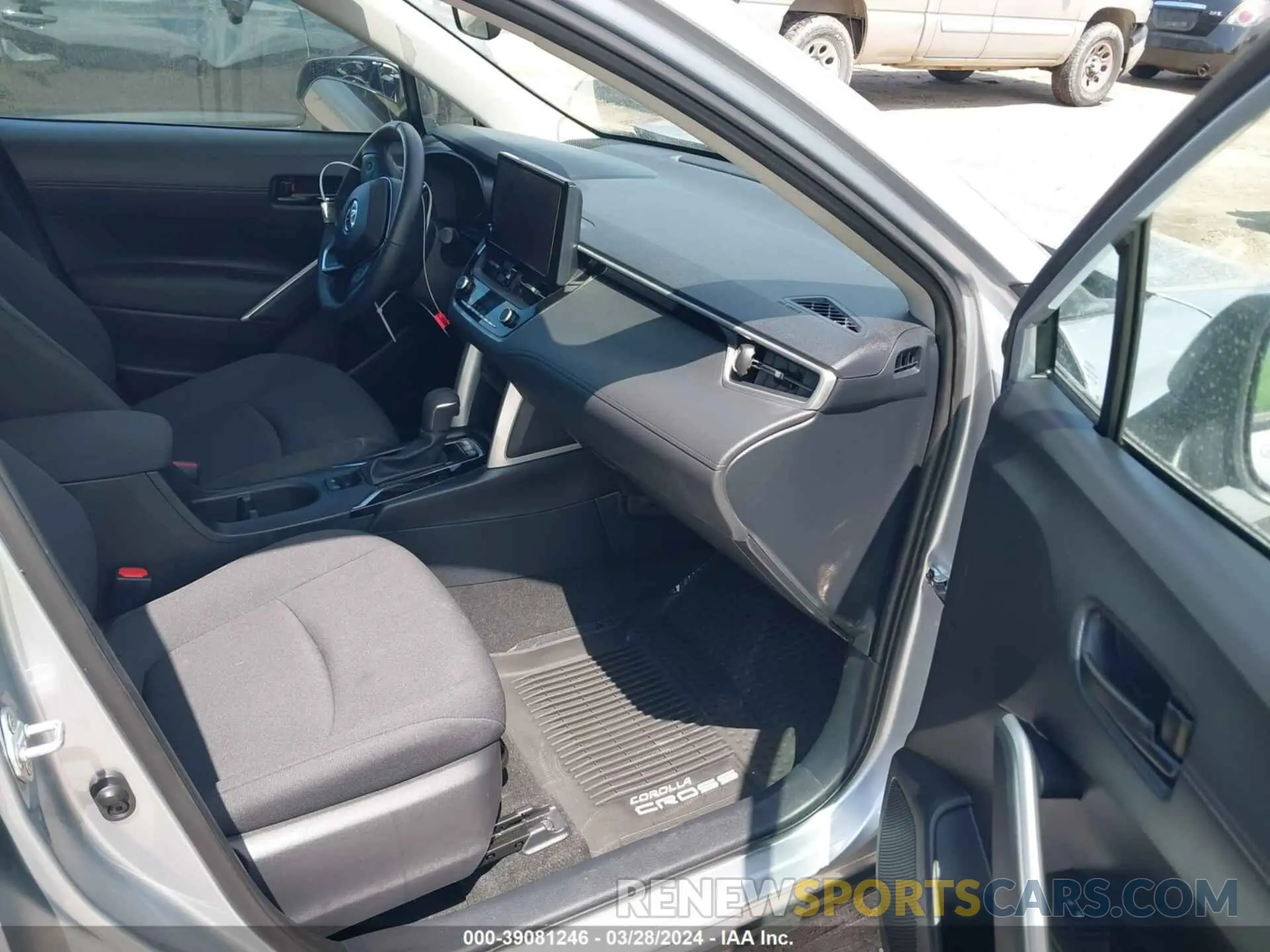 5 fotografías del automóvil dañado 7MUCAAAG4PV057973 TOYOTA COROLLA CROSS 2023