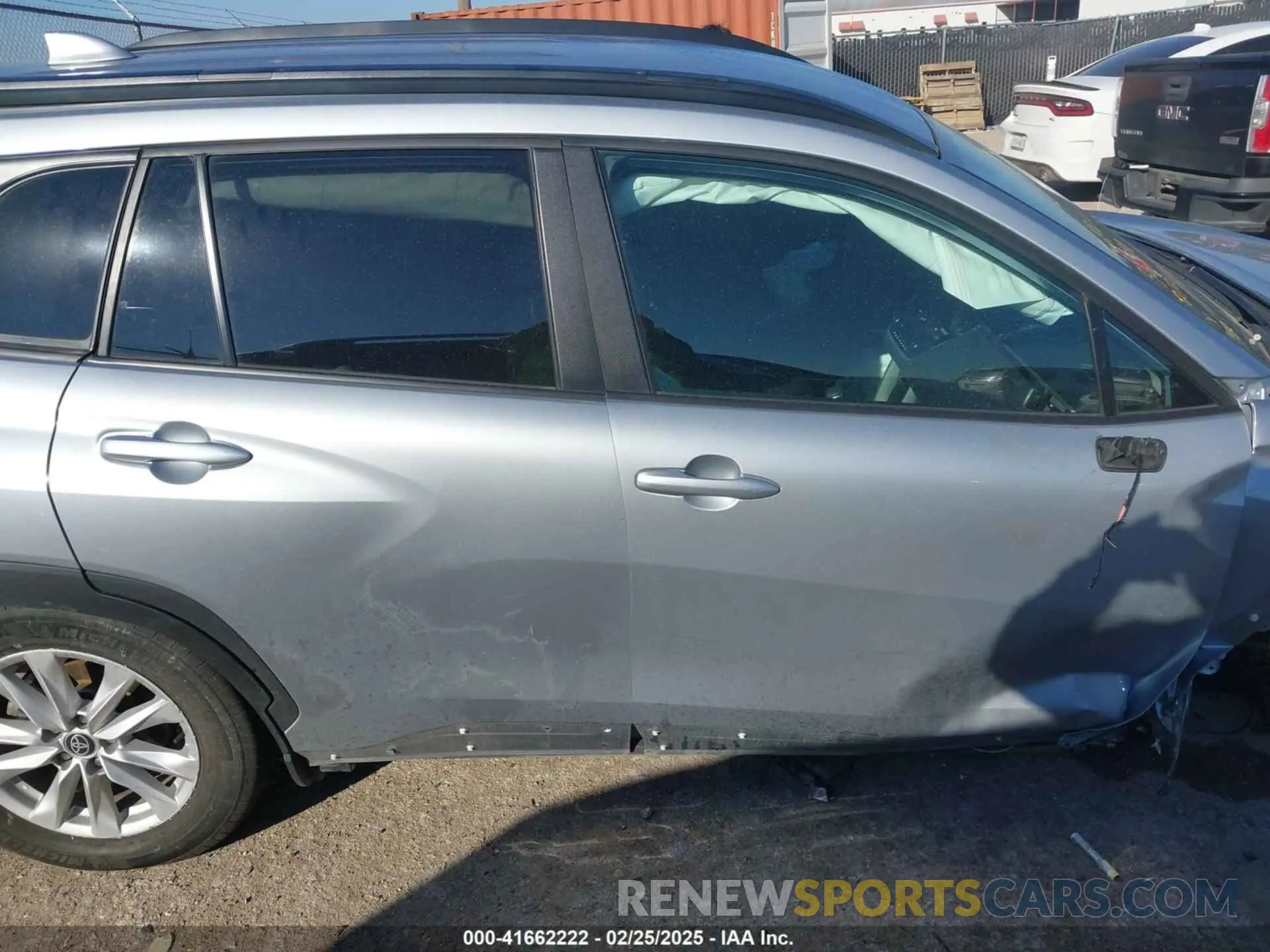 12 fotografías del automóvil dañado 7MUCAAAG5PV051857 TOYOTA COROLLA CROSS 2023