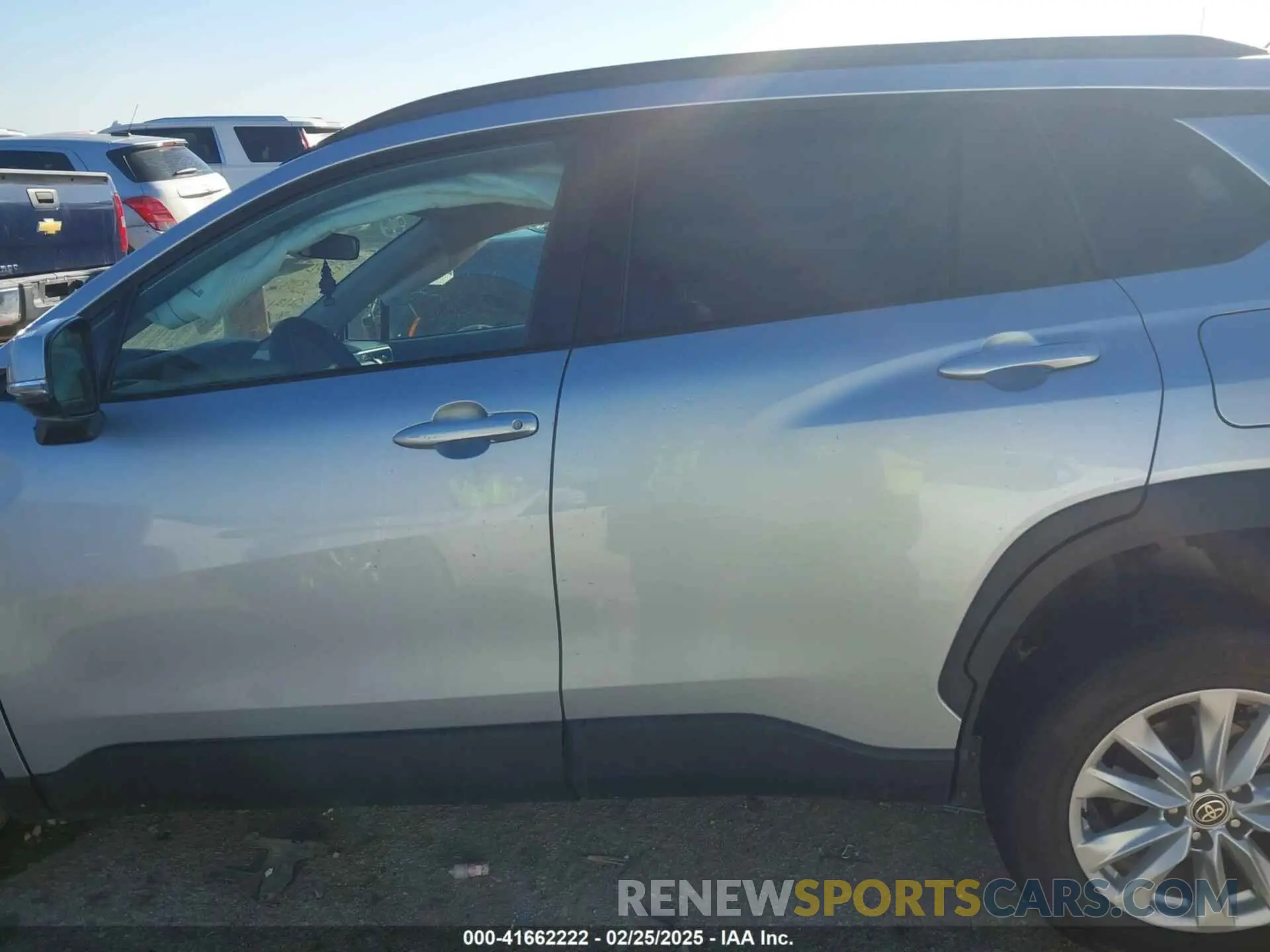 13 fotografías del automóvil dañado 7MUCAAAG5PV051857 TOYOTA COROLLA CROSS 2023