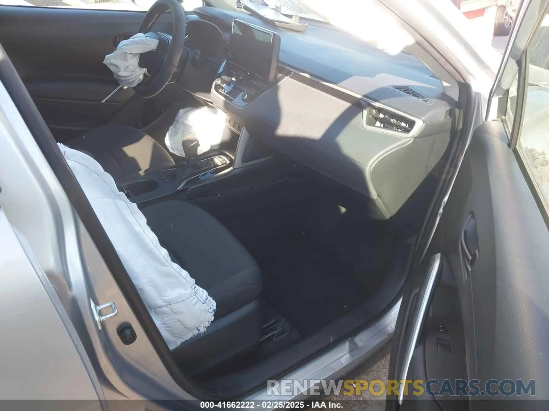 5 fotografías del automóvil dañado 7MUCAAAG5PV051857 TOYOTA COROLLA CROSS 2023