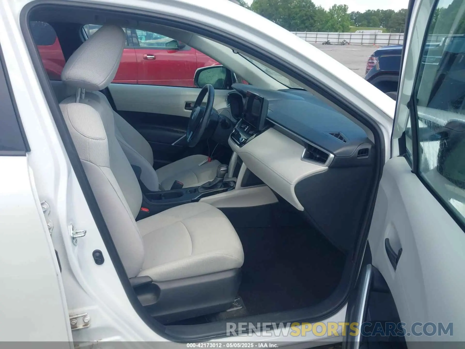 5 fotografías del automóvil dañado 7MUCAAAG5PV061045 TOYOTA COROLLA CROSS 2023