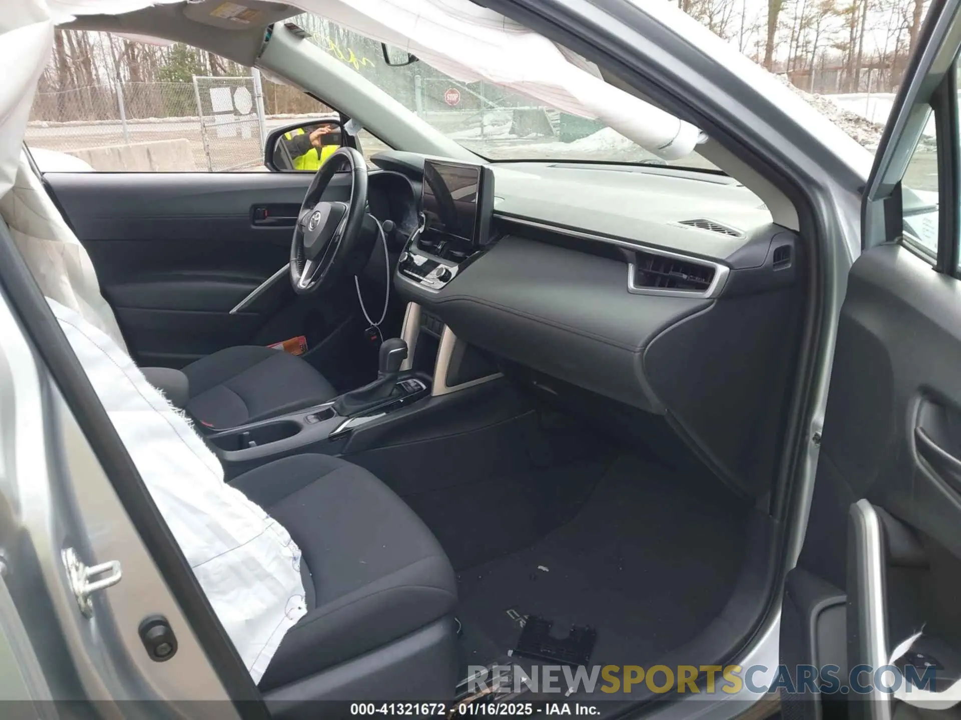 5 fotografías del automóvil dañado 7MUCAAAG6PV056131 TOYOTA COROLLA CROSS 2023