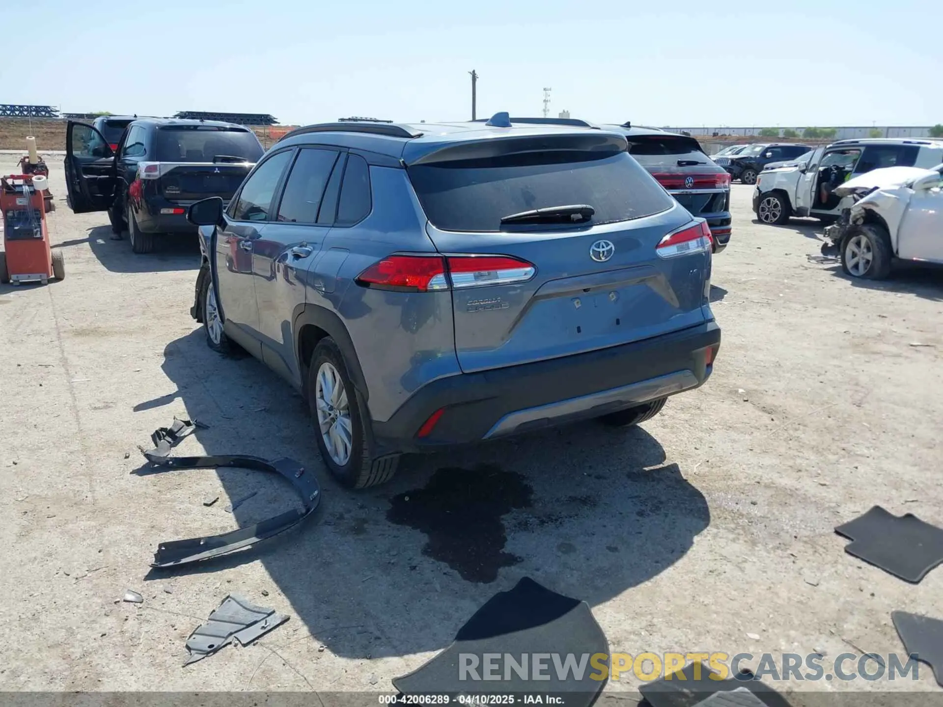 3 fotografías del automóvil dañado 7MUCAAAGXPV045651 TOYOTA COROLLA CROSS 2023