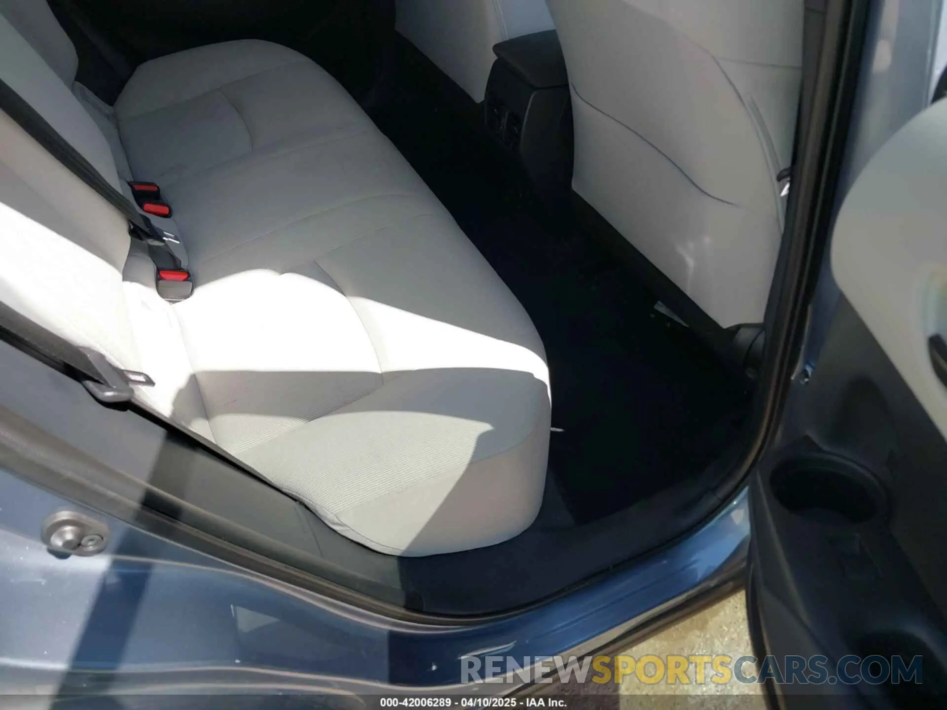 8 fotografías del automóvil dañado 7MUCAAAGXPV045651 TOYOTA COROLLA CROSS 2023