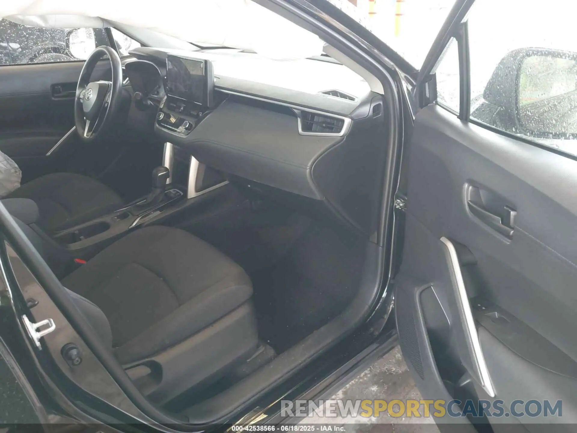 5 fotografías del automóvil dañado 7MUCAABG9PV051438 TOYOTA COROLLA CROSS 2023