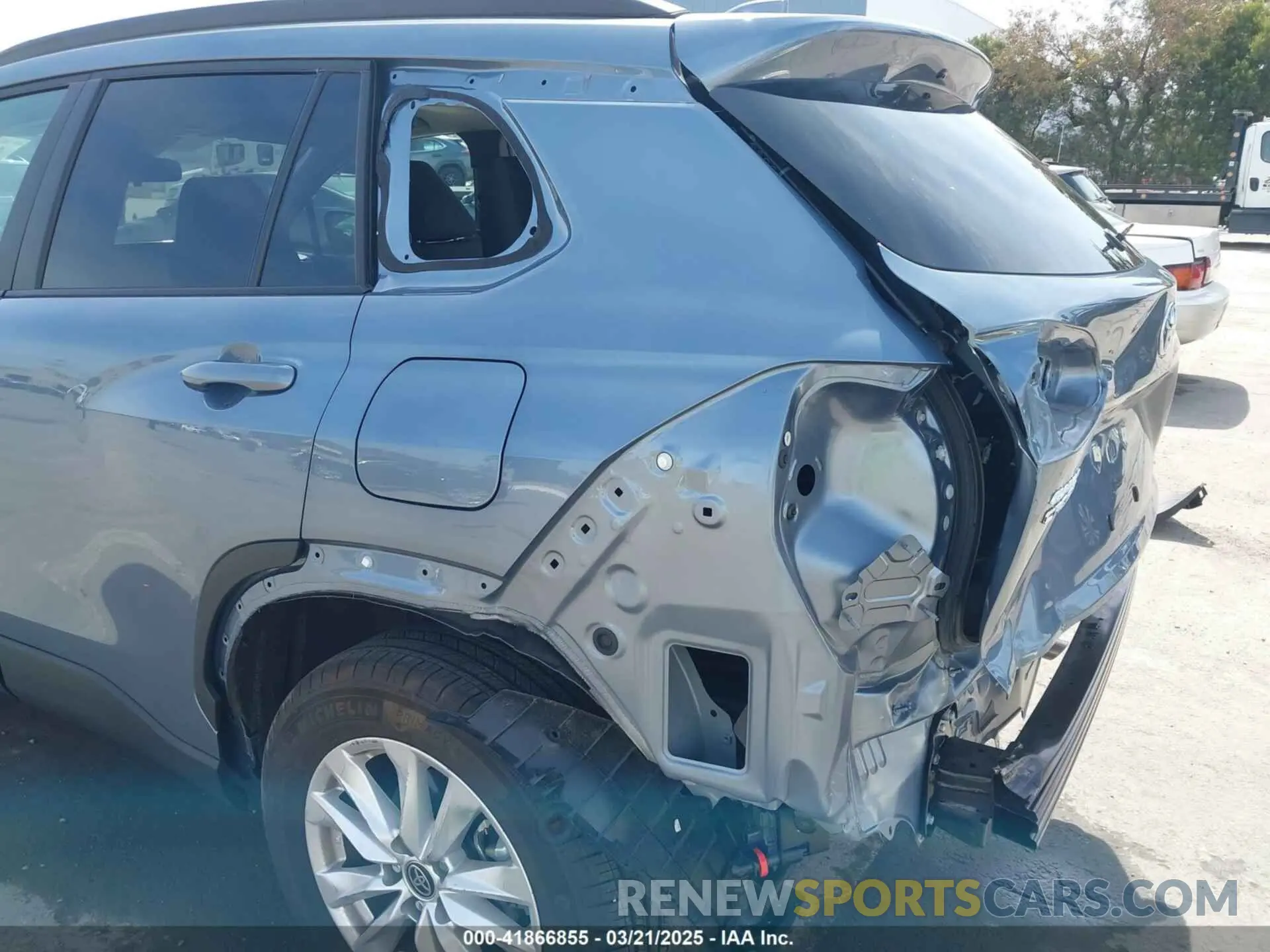 18 fotografías del automóvil dañado 7MUCAABGXPV067504 TOYOTA COROLLA CROSS 2023