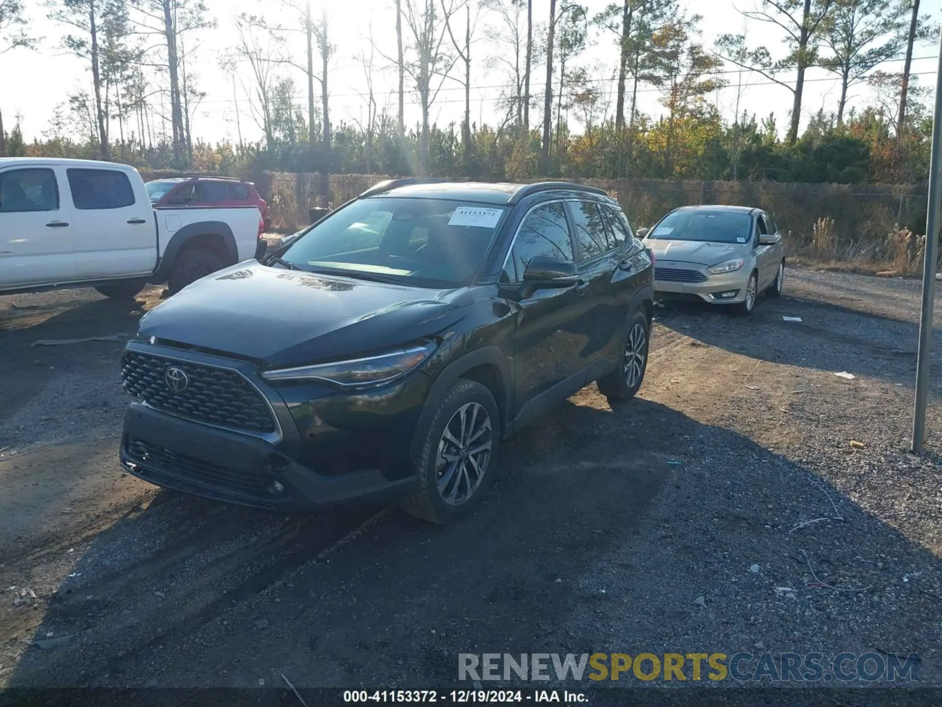 2 fotografías del automóvil dañado 7MUDAAAG0PV068103 TOYOTA COROLLA CROSS 2023
