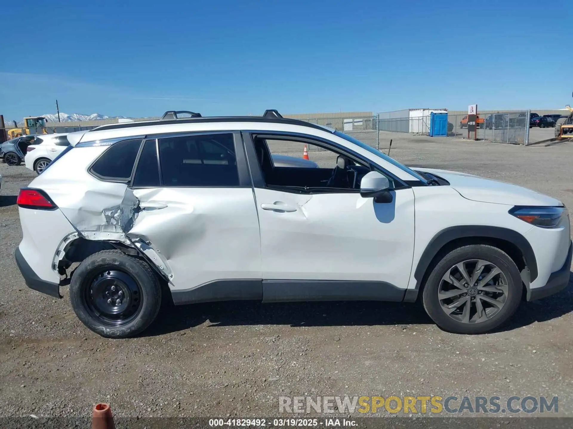 14 fotografías del automóvil dañado 7MUDAAAG2PV067812 TOYOTA COROLLA CROSS 2023