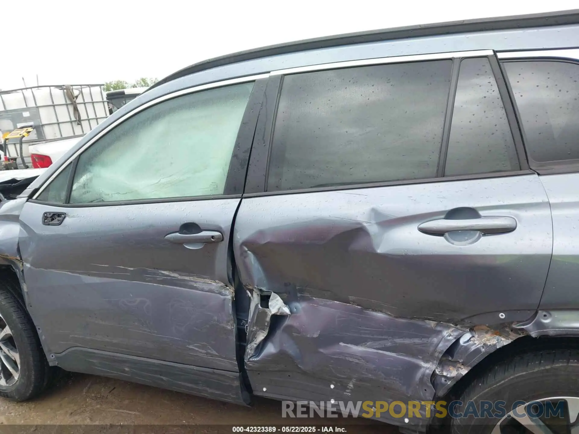 14 fotografías del automóvil dañado 7MUDAAAG4PV062515 TOYOTA COROLLA CROSS 2023