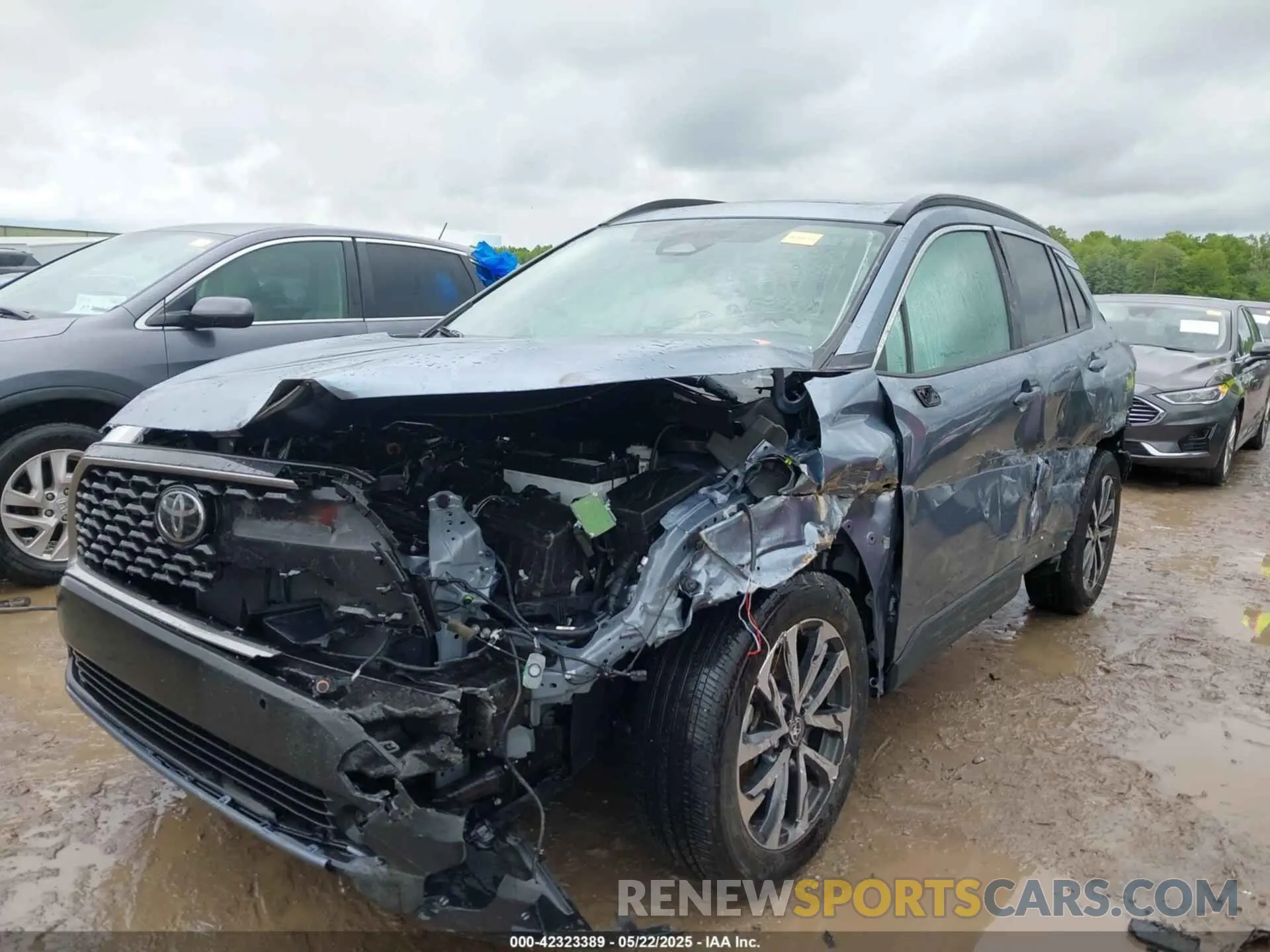2 fotografías del automóvil dañado 7MUDAAAG4PV062515 TOYOTA COROLLA CROSS 2023