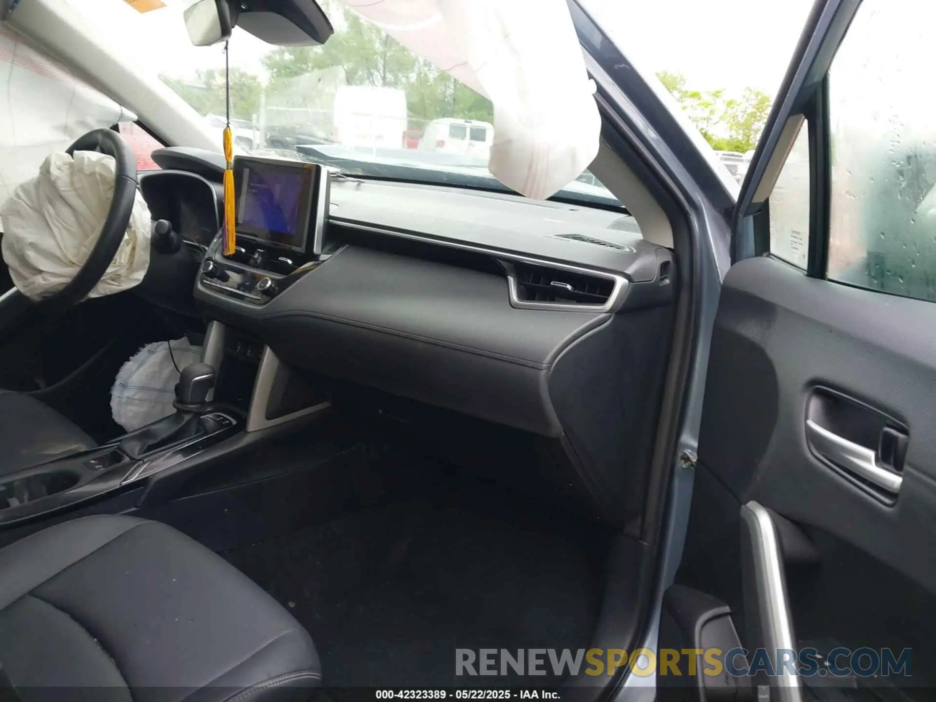 5 fotografías del automóvil dañado 7MUDAAAG4PV062515 TOYOTA COROLLA CROSS 2023