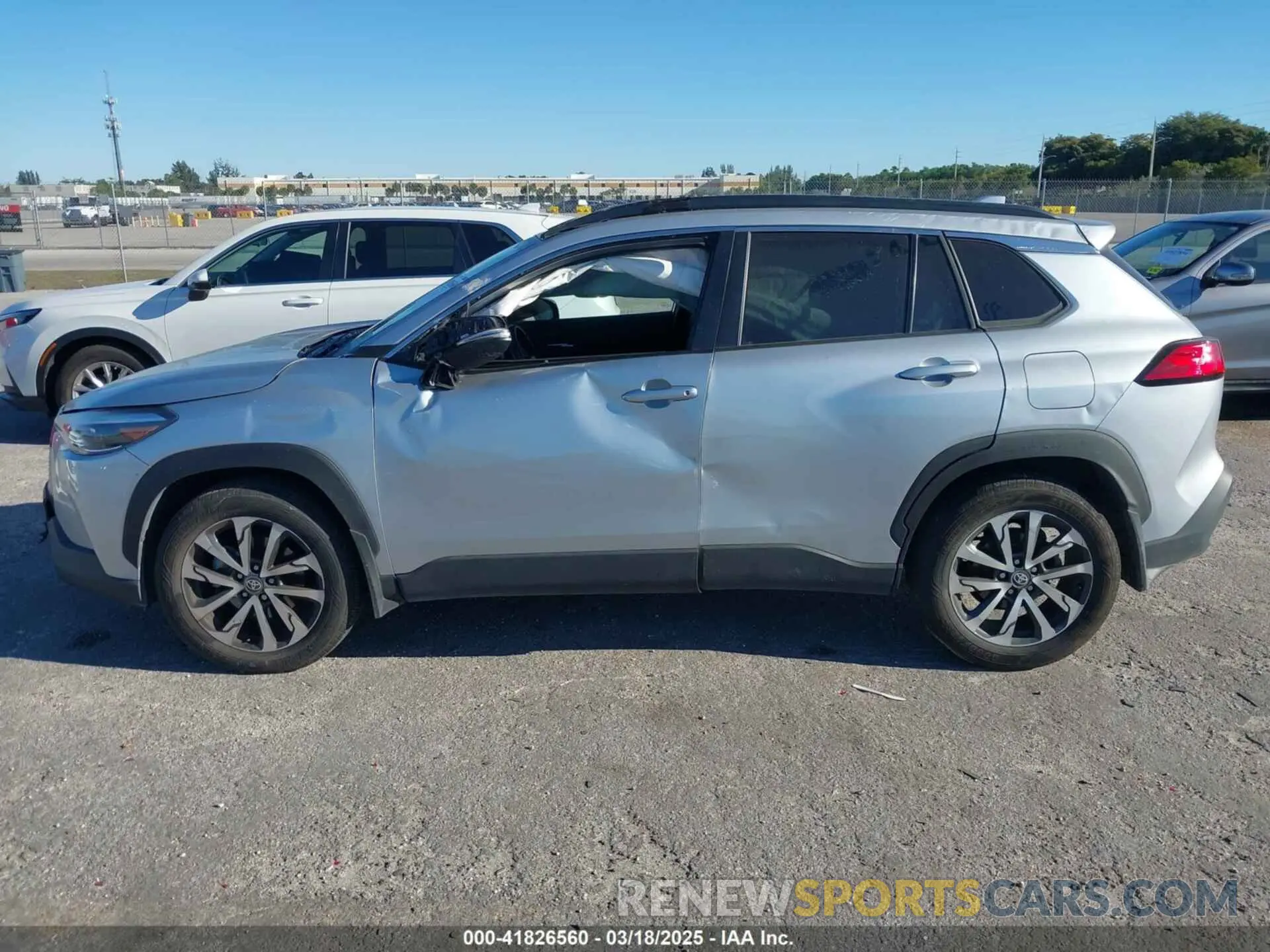 15 fotografías del automóvil dañado 7MUDAAAG5PV038272 TOYOTA COROLLA CROSS 2023