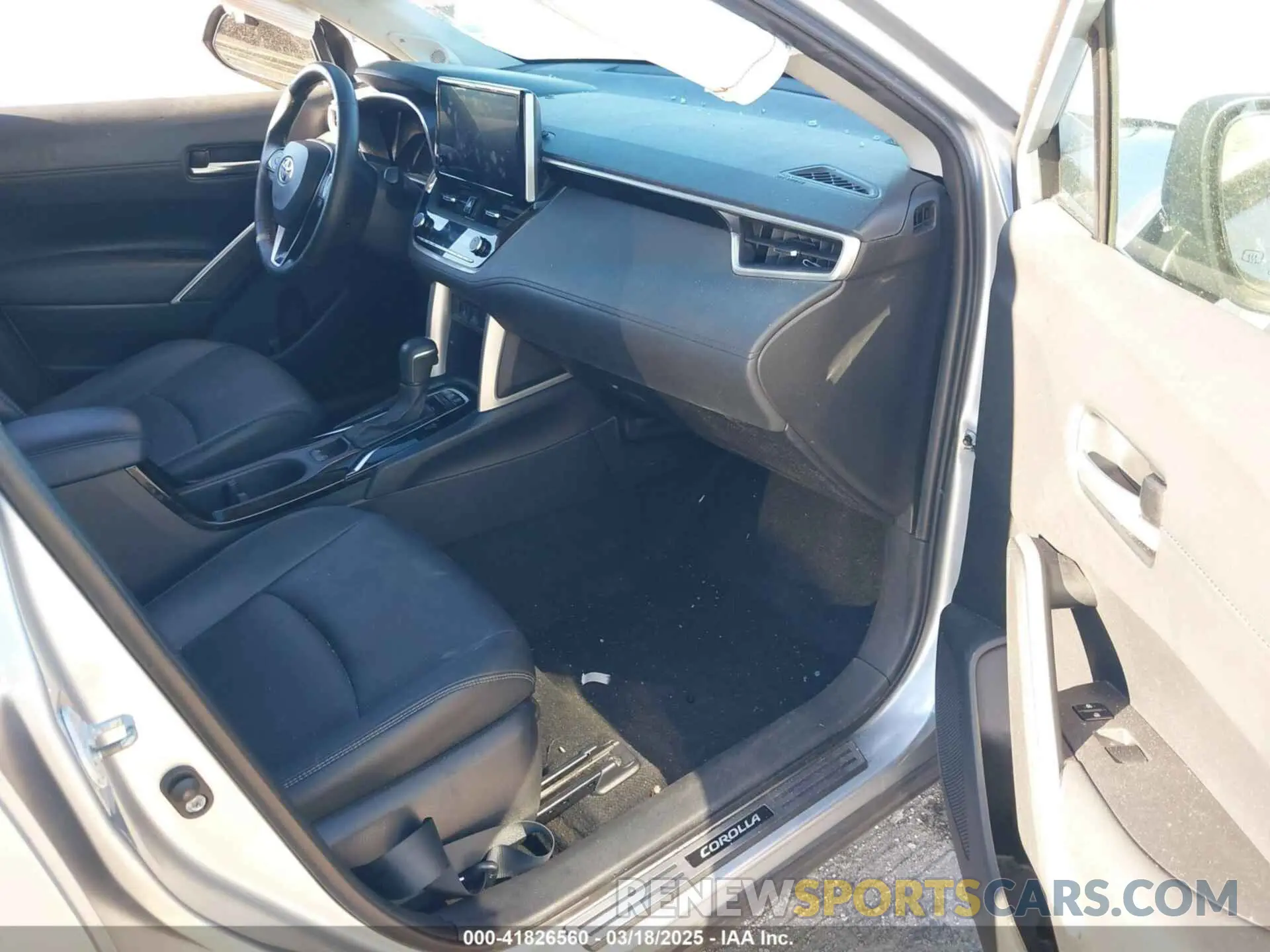 5 fotografías del automóvil dañado 7MUDAAAG5PV038272 TOYOTA COROLLA CROSS 2023