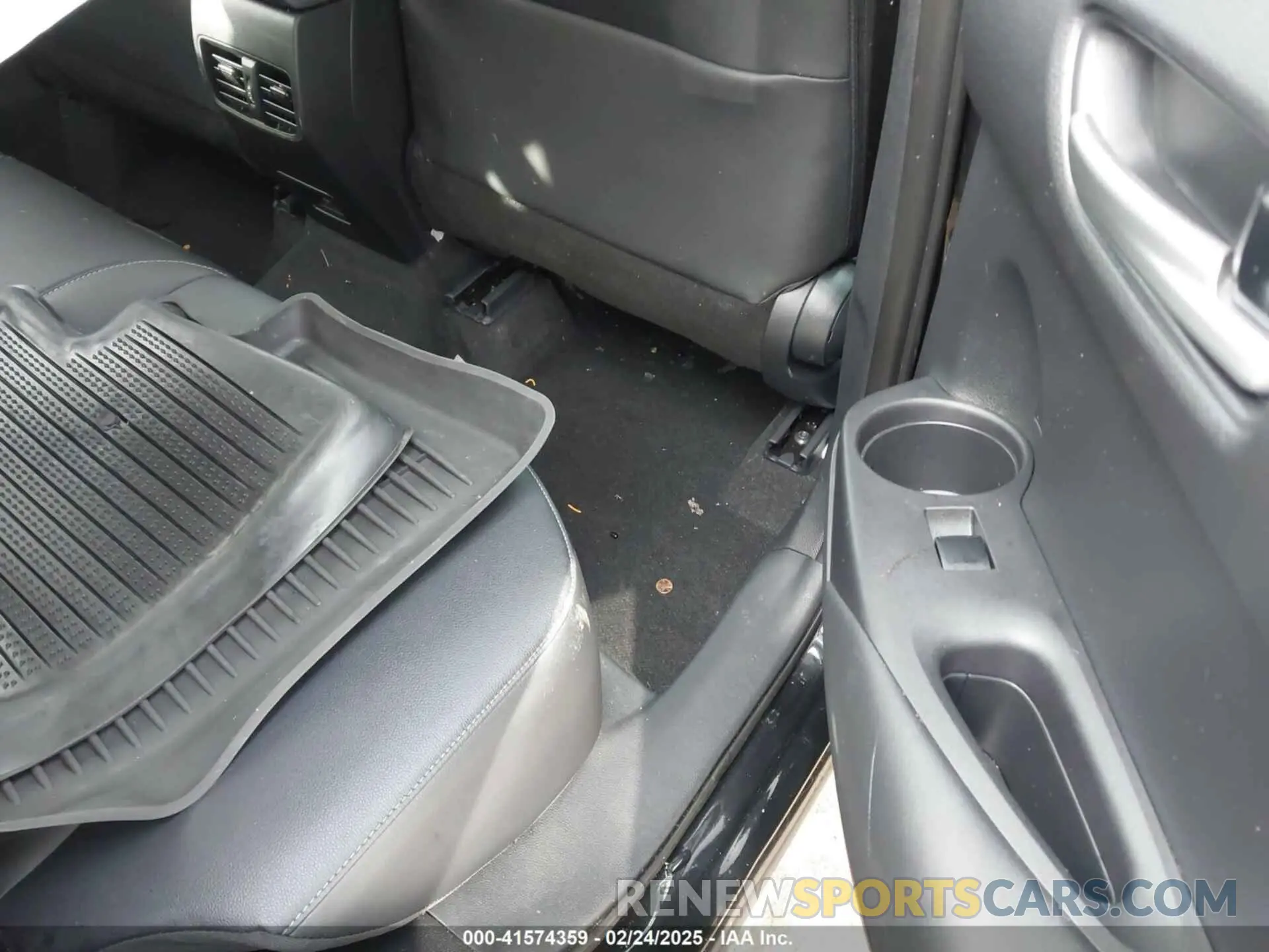 8 fotografías del automóvil dañado 7MUDAAAG5PV069831 TOYOTA COROLLA CROSS 2023