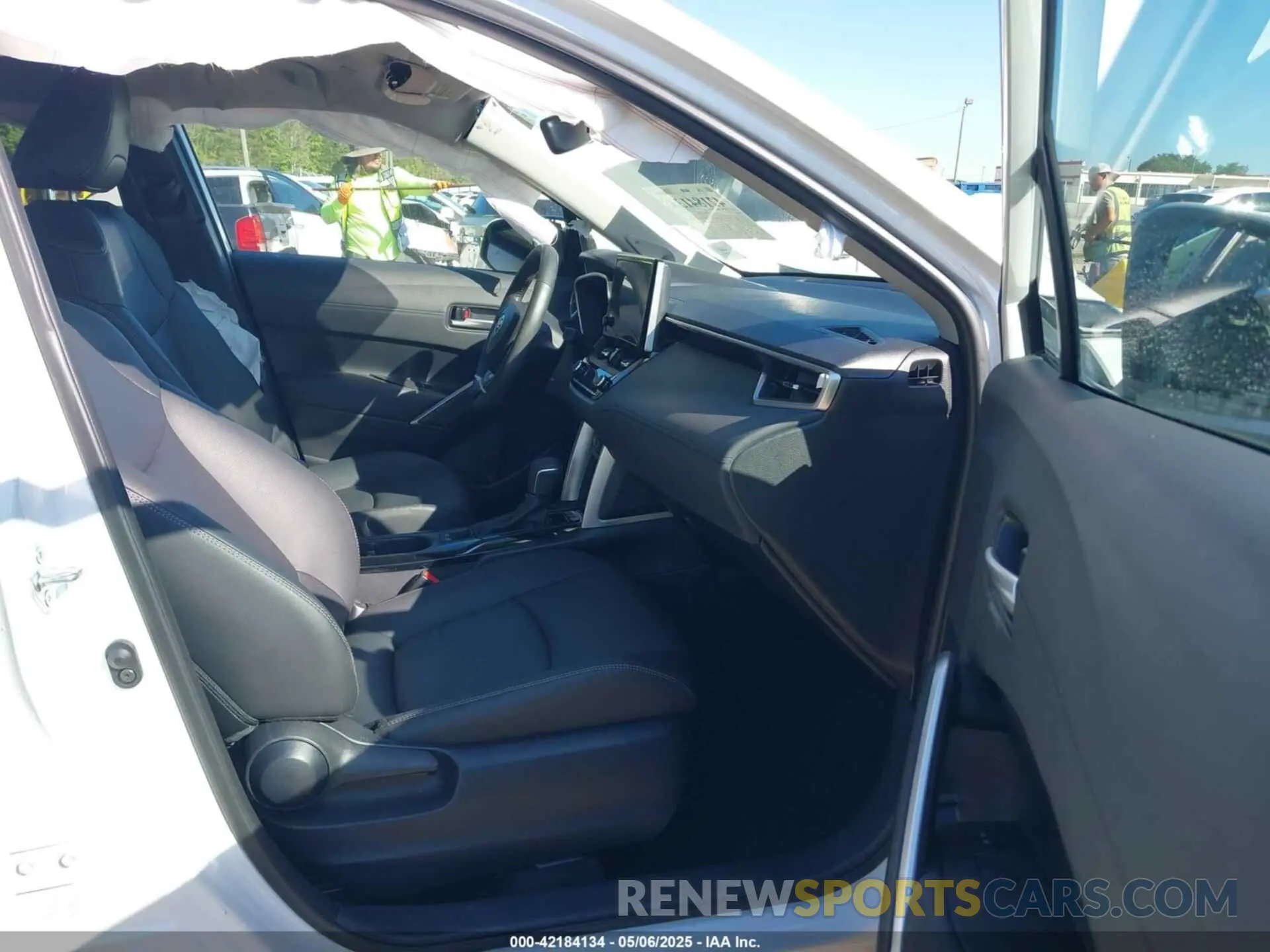 5 fotografías del automóvil dañado 7MUDAAAG7PV037902 TOYOTA COROLLA CROSS 2023