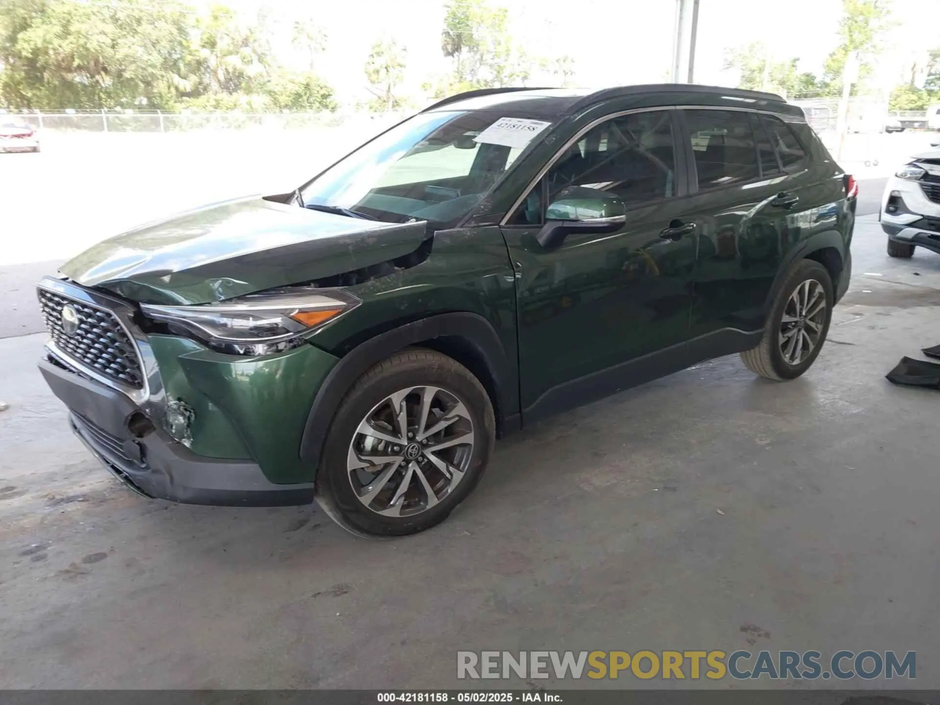 2 fotografías del automóvil dañado 7MUDAAAGXPV063698 TOYOTA COROLLA CROSS 2023