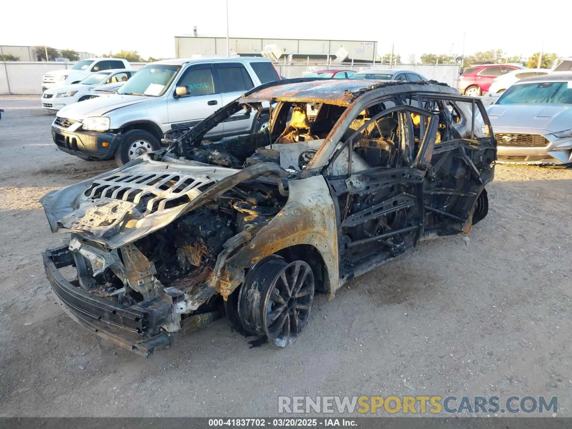 2 fotografías del automóvil dañado 7MUEAAAGXPV064614 TOYOTA COROLLA CROSS 2023