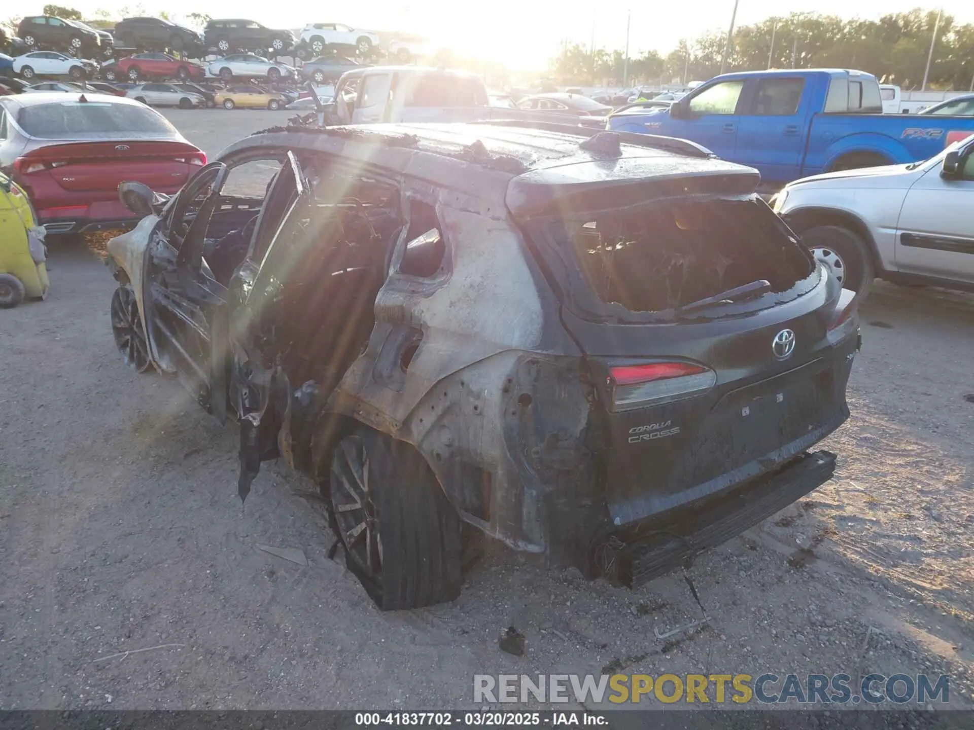 3 fotografías del automóvil dañado 7MUEAAAGXPV064614 TOYOTA COROLLA CROSS 2023