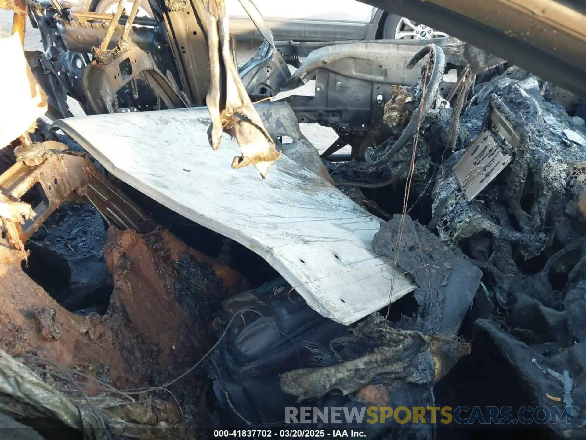 5 fotografías del automóvil dañado 7MUEAAAGXPV064614 TOYOTA COROLLA CROSS 2023
